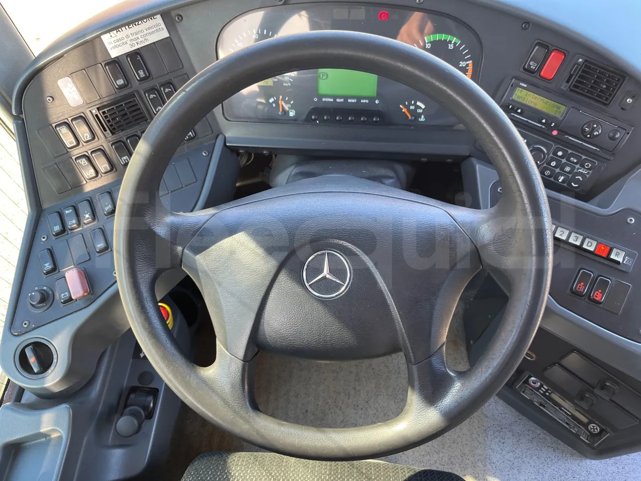 Mercedes-Benz Integro E5 4 - Euro5 - 220kW - 12.140mt - steering wheel photo