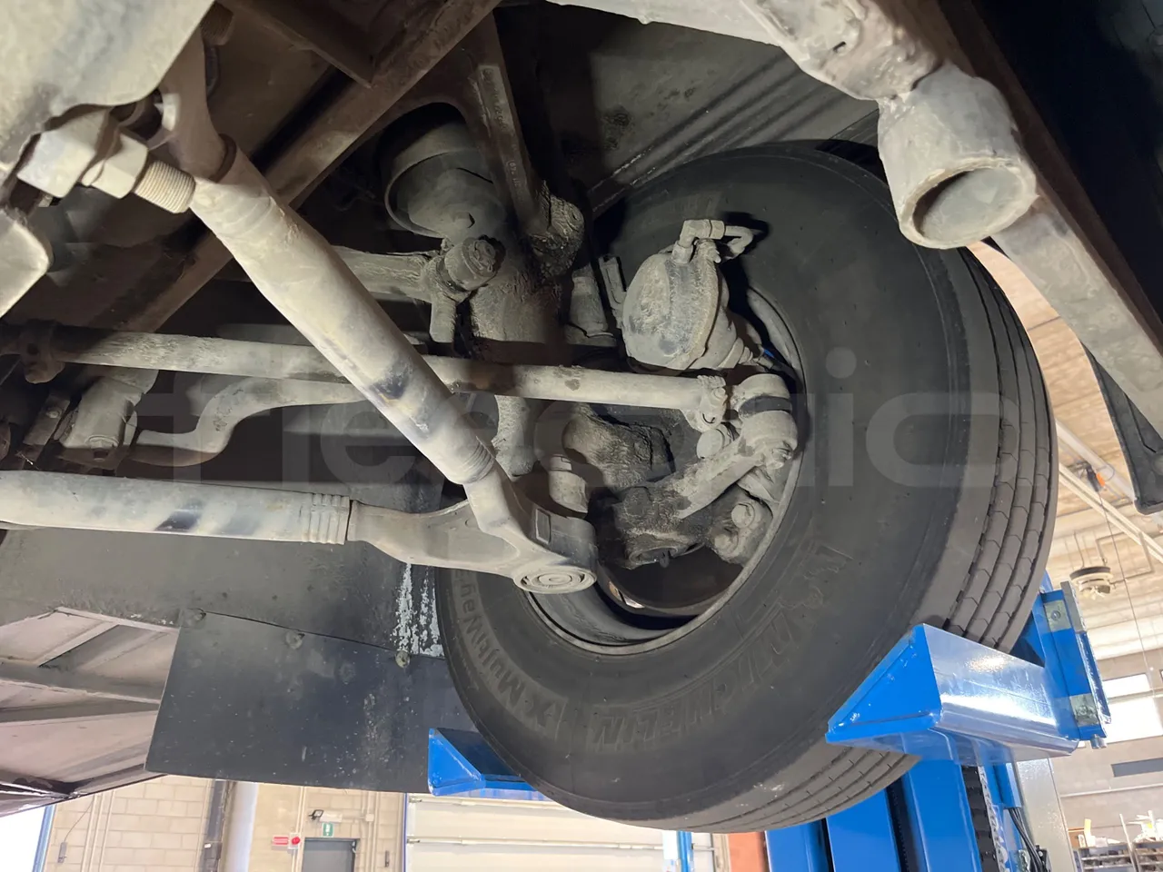 Mercedes-Benz Integro E5 4 - Euro5 - 220kW - 12.140mt - front axle left side