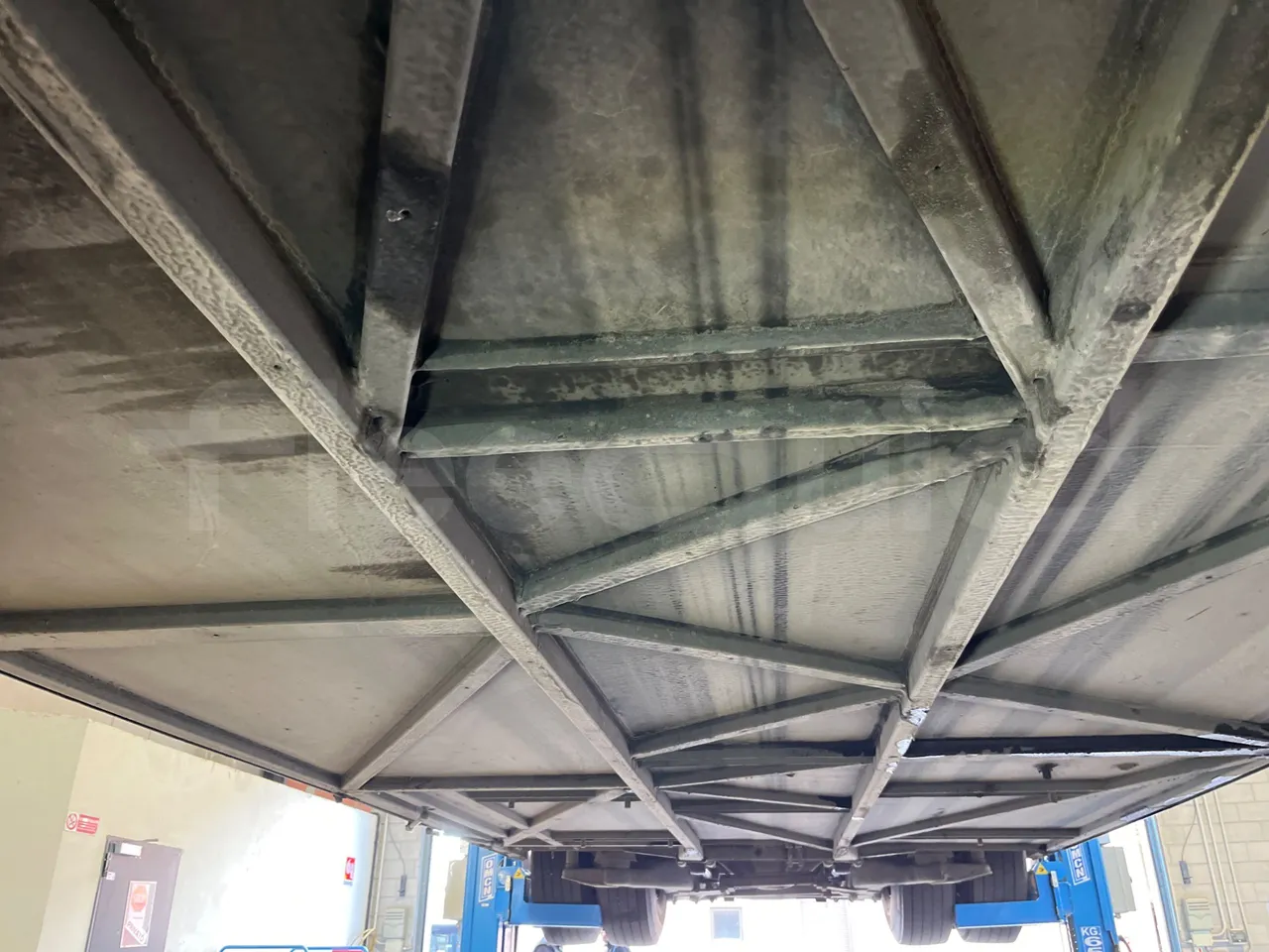 Mercedes-Benz Integro E5 4 - Euro5 - 220kW - 12.140mt - central undercarriage photo