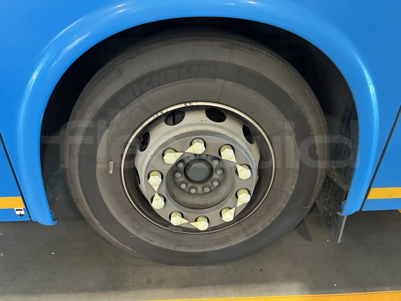 Iveco Crossway - First Axle Left Side: Complete Tyre