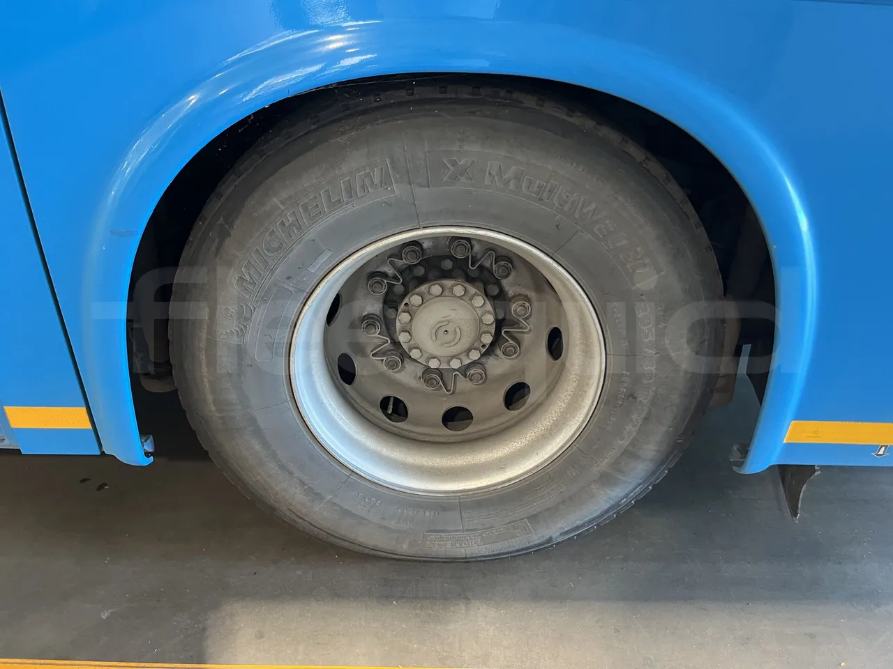 Iveco Crossway - Second Axle Left Side: Complete Wheel