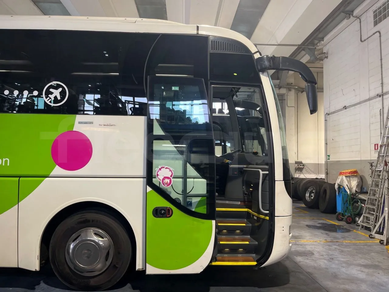 Man Lion's Coach B200746006 - Euro6 - 338kW - 12mt - front door 1 open