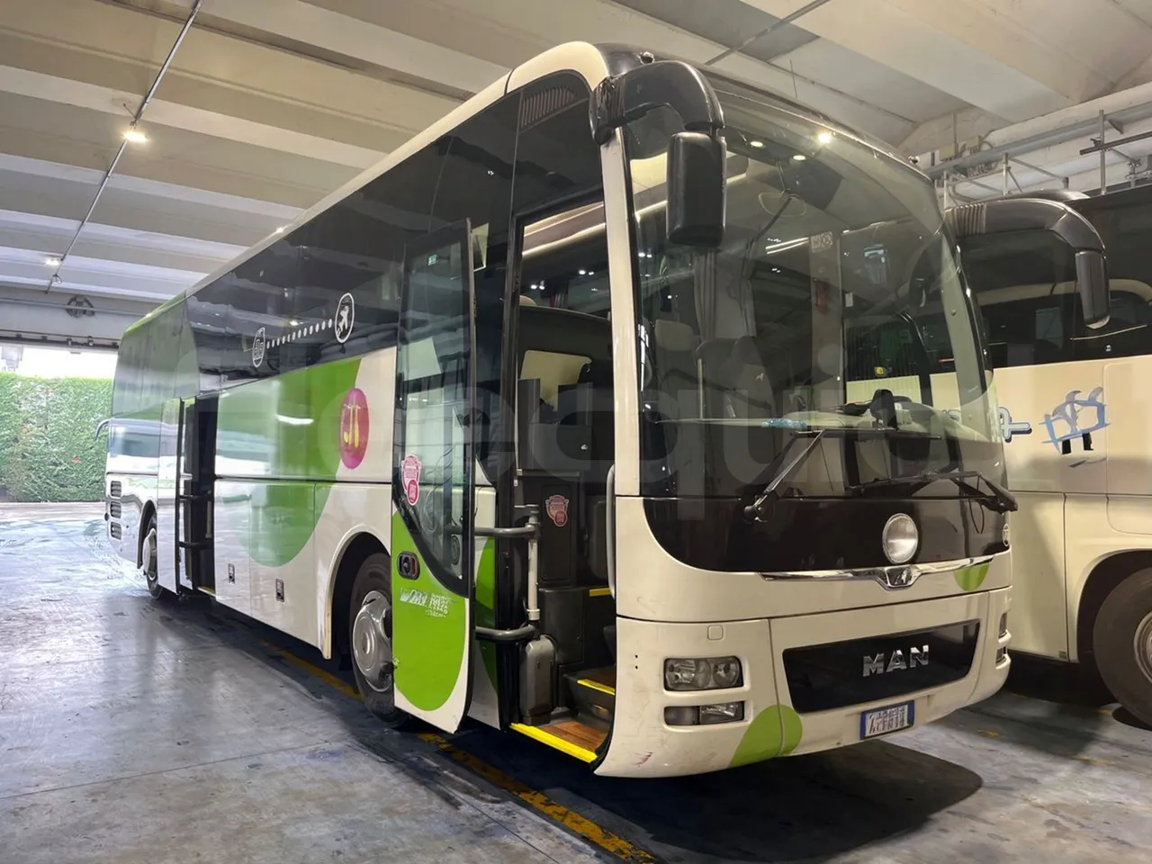 Man Lion's Coach B200746006 - Euro6 - 338kW - 12mt - 3/4 right front doors open