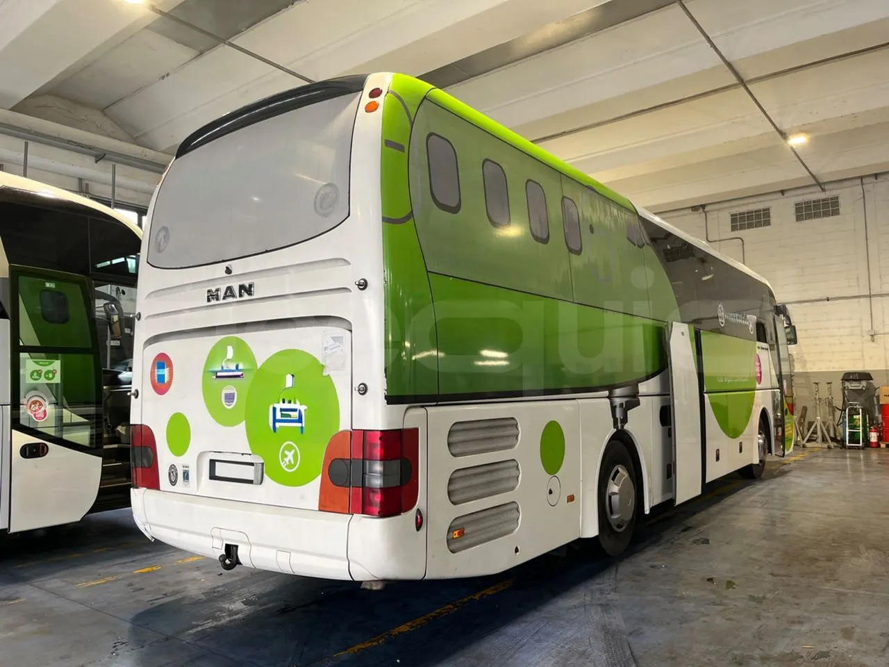 Man Lion's Coach B200746006 - Euro6 - 338kW - 12mt - 3/4 right rear doors open