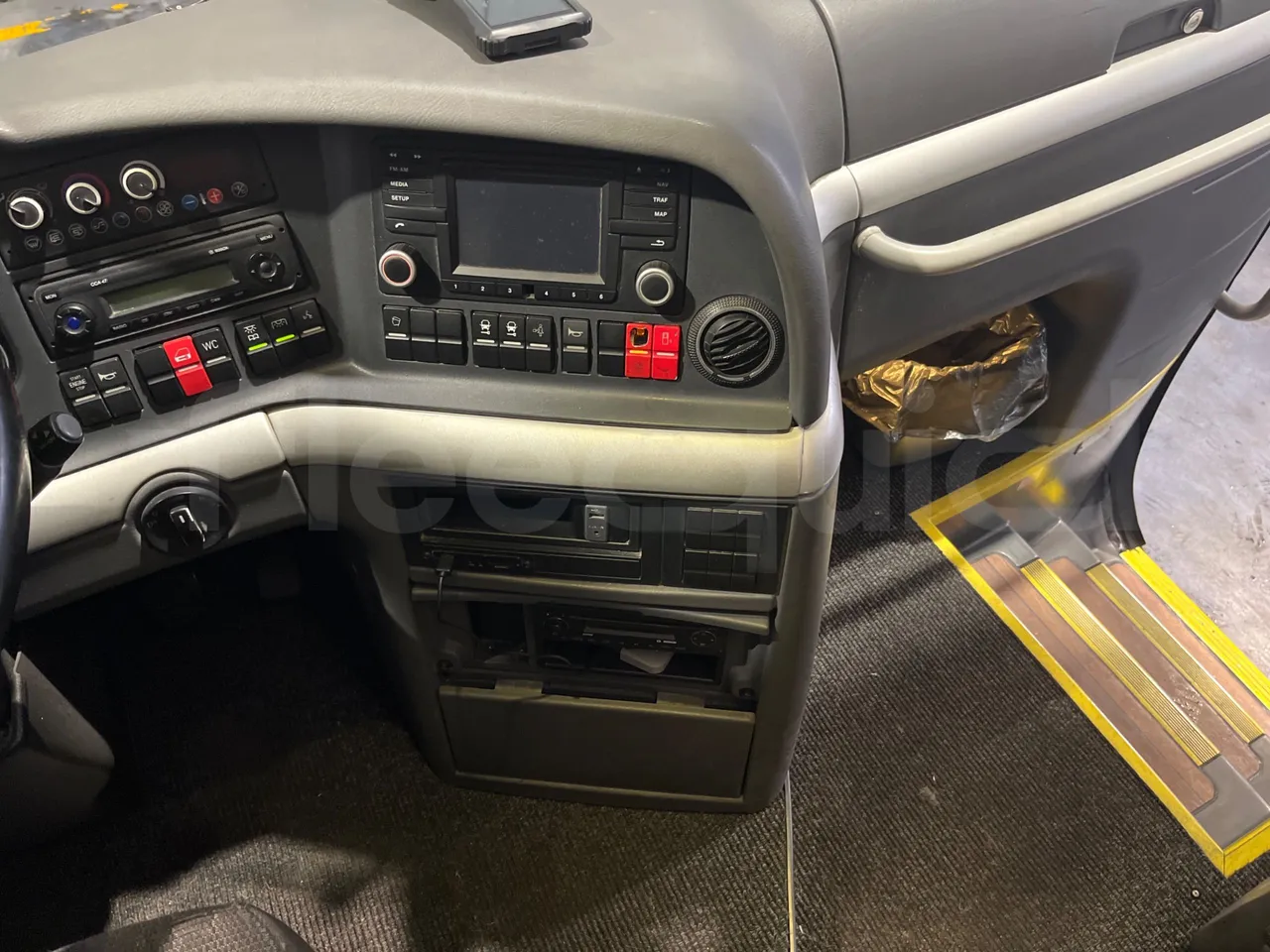 Man Lion's Coach B200746006 - Euro6 - 338kW - 12mt - radio accessories photo