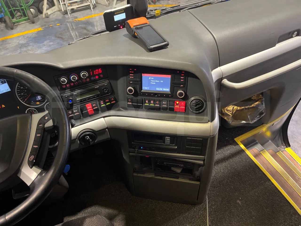 Man Lion's Coach B200746006 - Euro6 - 338kW - 12mt - onboard devices 1