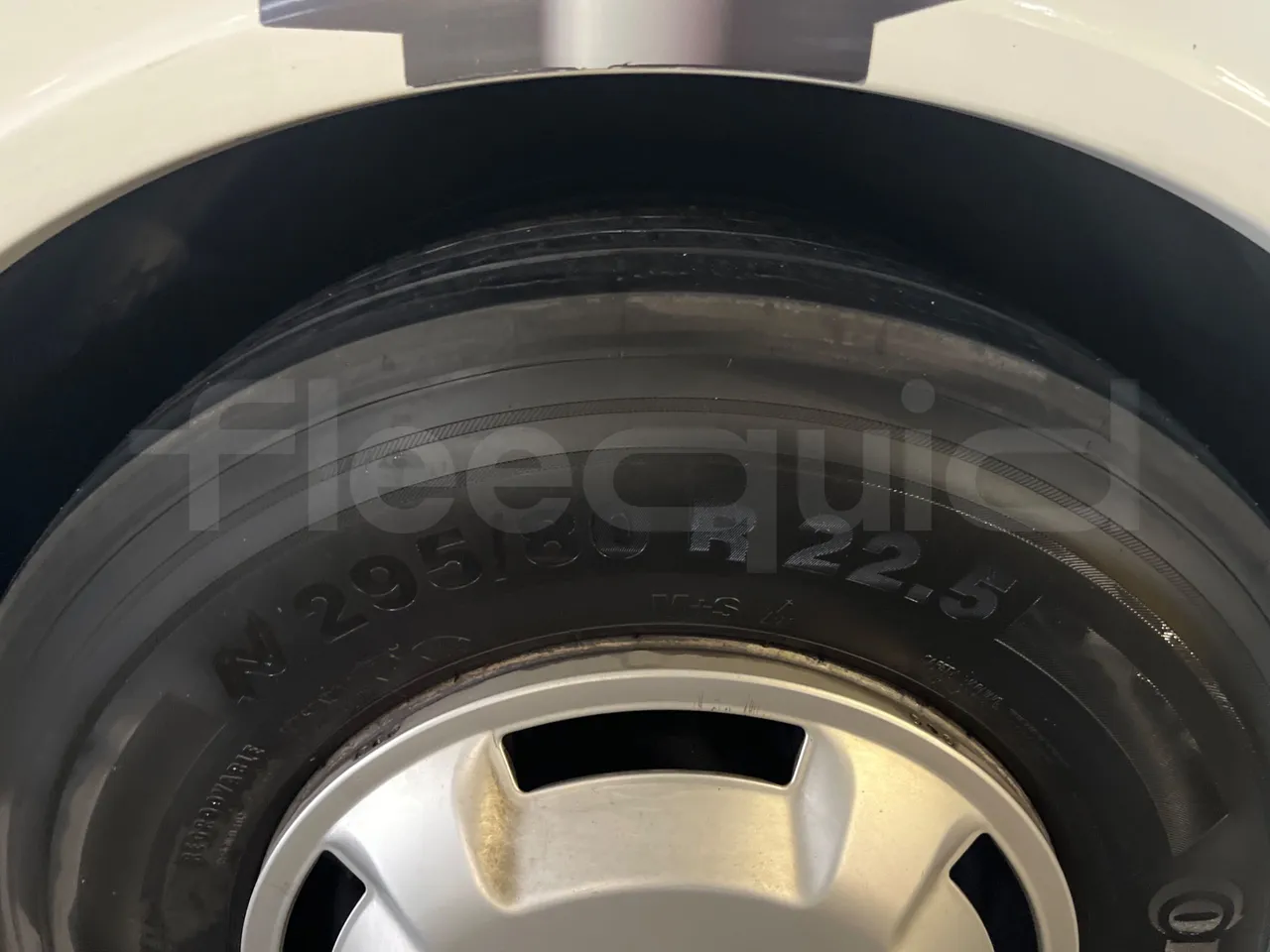 Man Lion's Coach B200746006 - Euro6 - 338kW - 12mt - tread condition front tires right