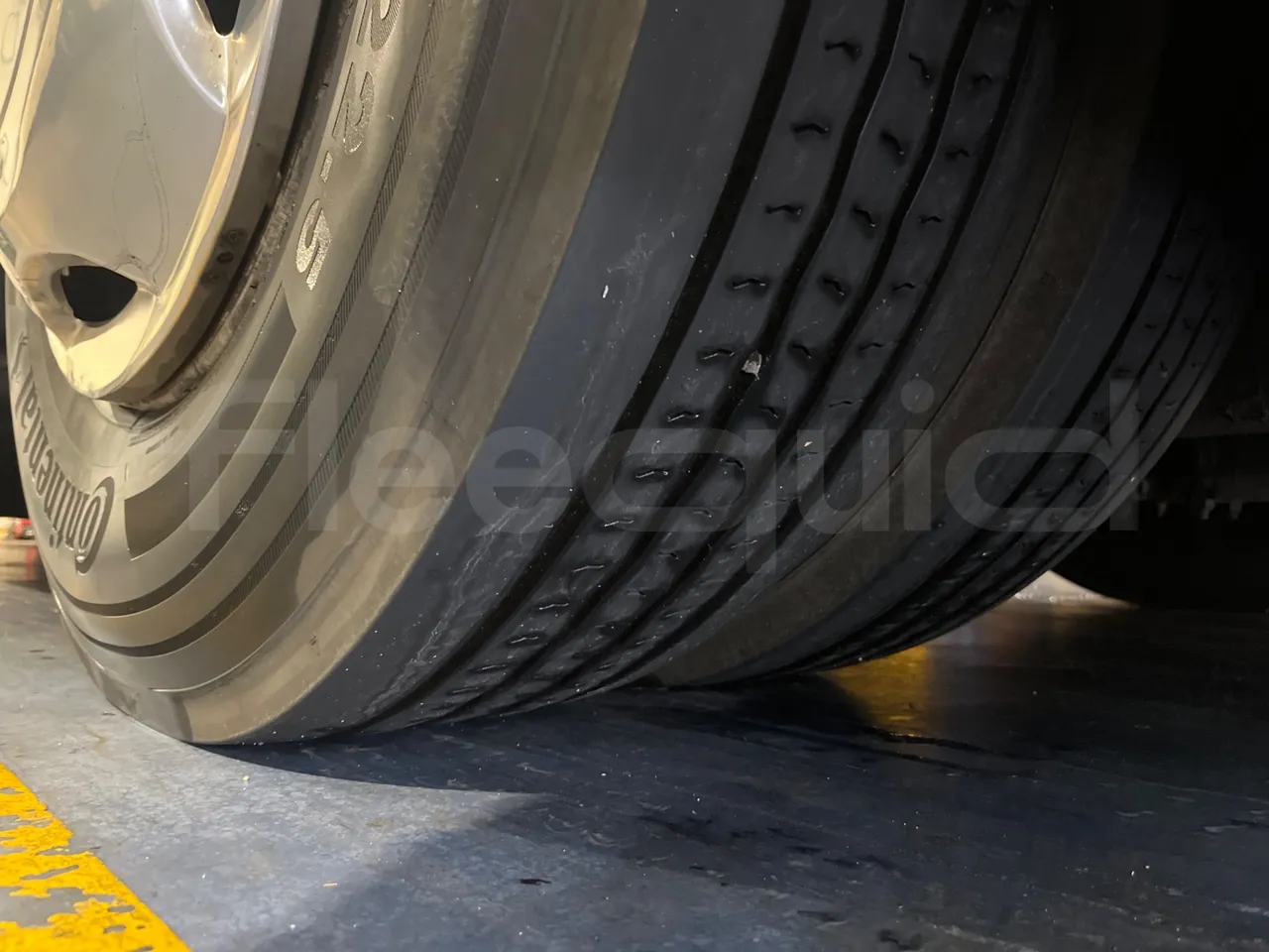 Man Lion's Coach B200746006 - Euro6 - 338kW - 12mt - tread condition second axle tires left