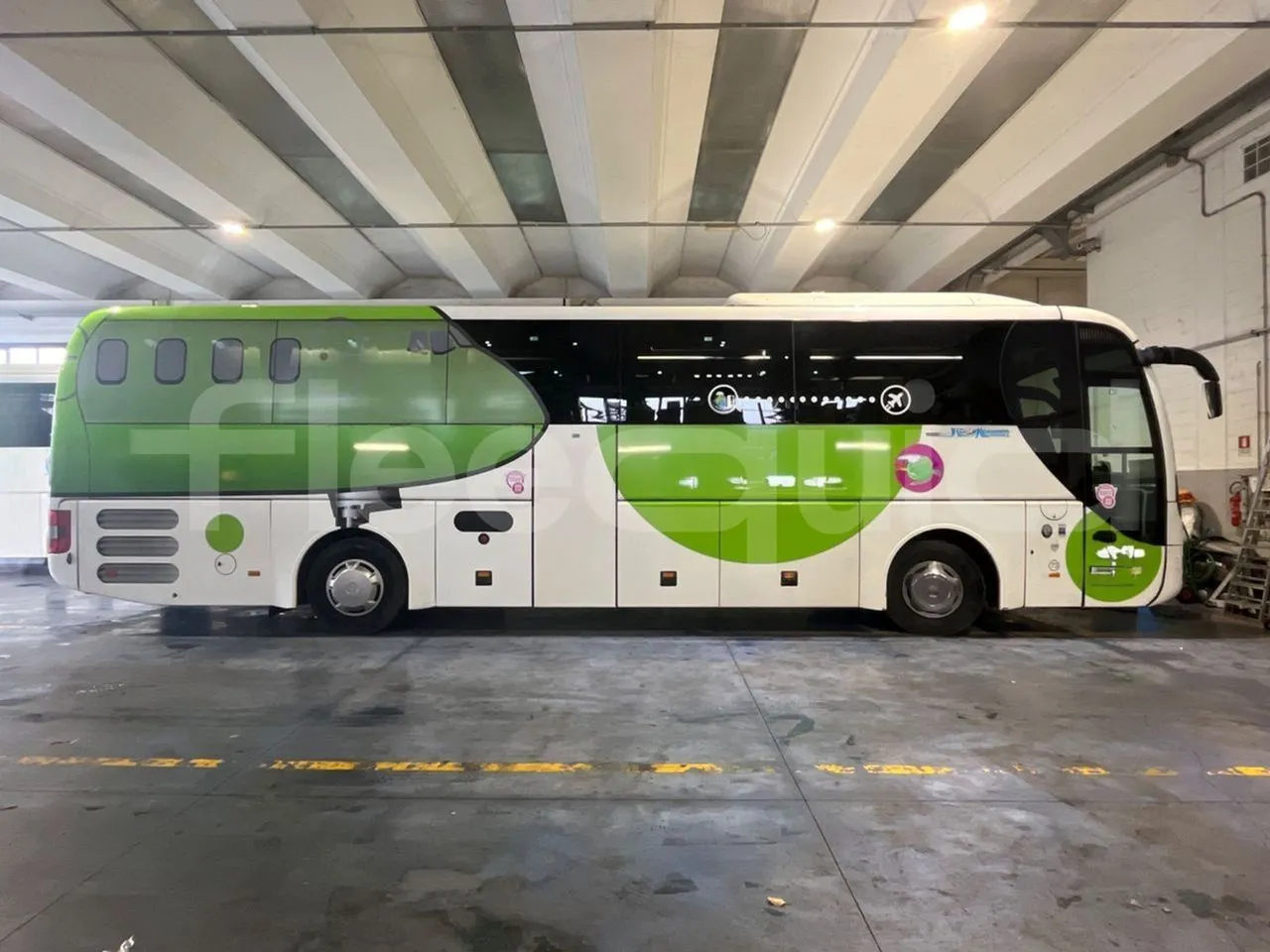 Man Lion's Coach B200746006 - Euro6 - 338kW - 12mt - right side doors closed