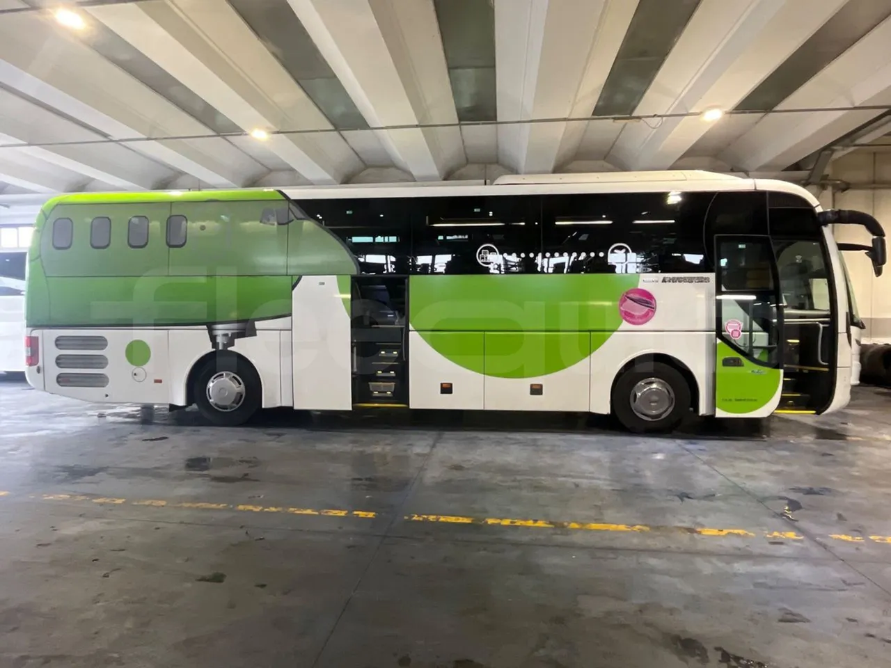 Man Lion's Coach B200746006 - Euro6 - 338kW - 12mt - right side doors open