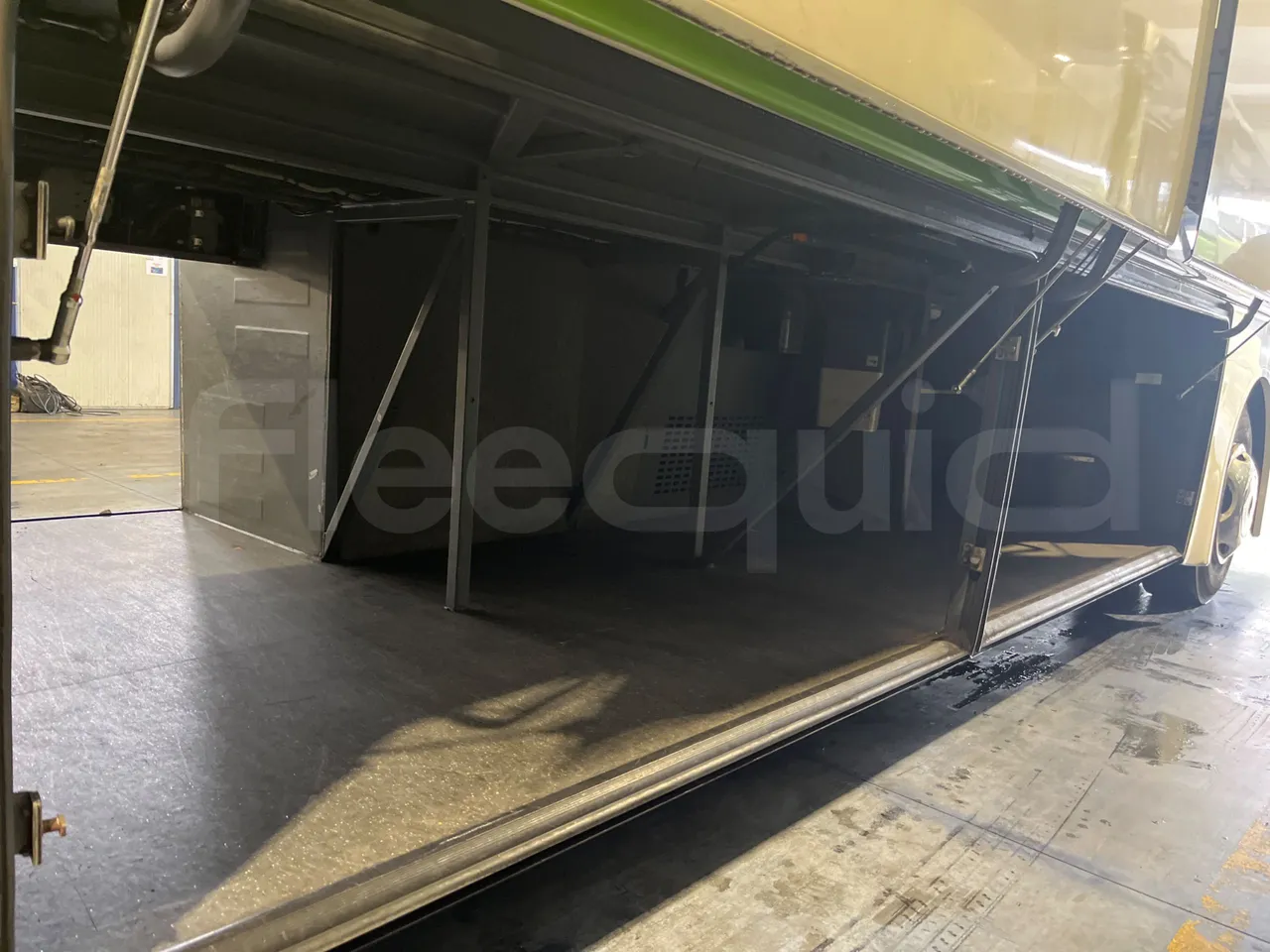 Man Lion's Coach B200746006 - Euro6 - 338kW - 12mt - under carpet photo