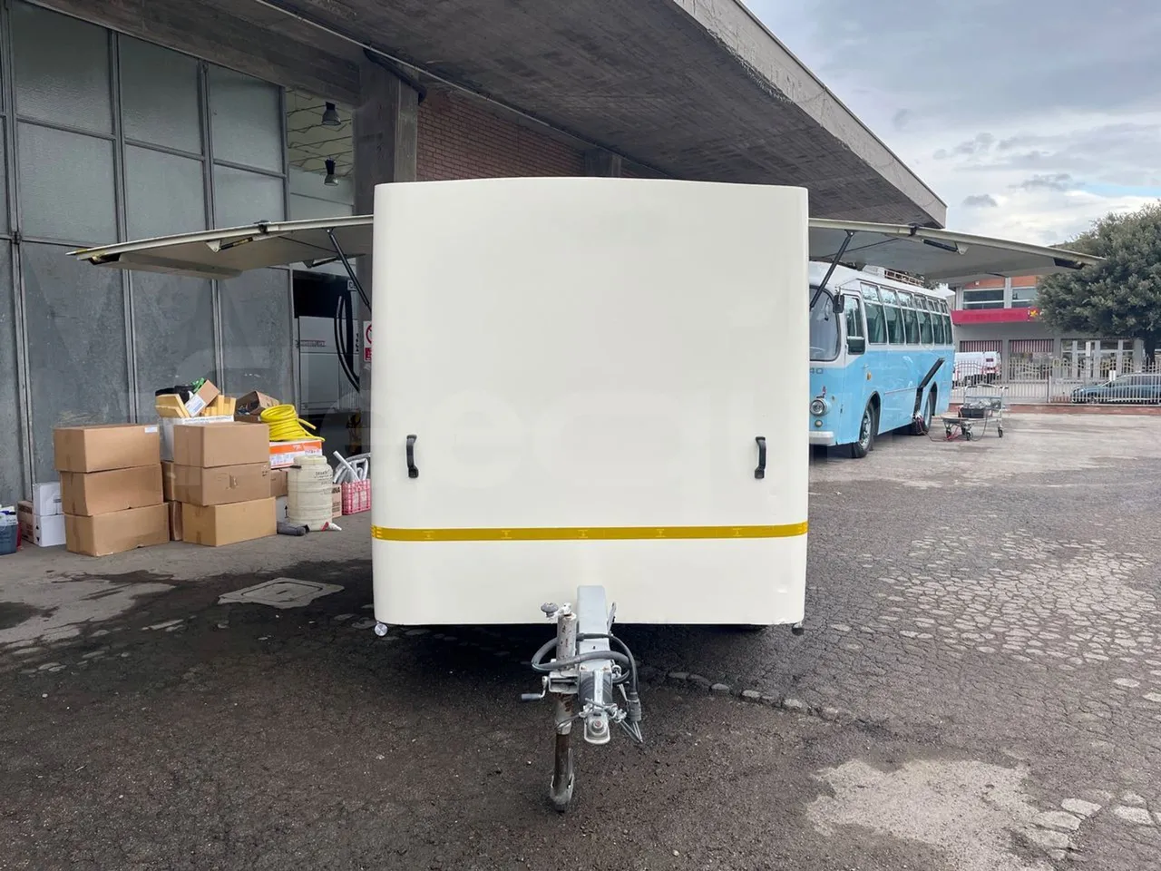 Pedretti M1500 Rimorchio - 3.78m - 3/4 right front doors open