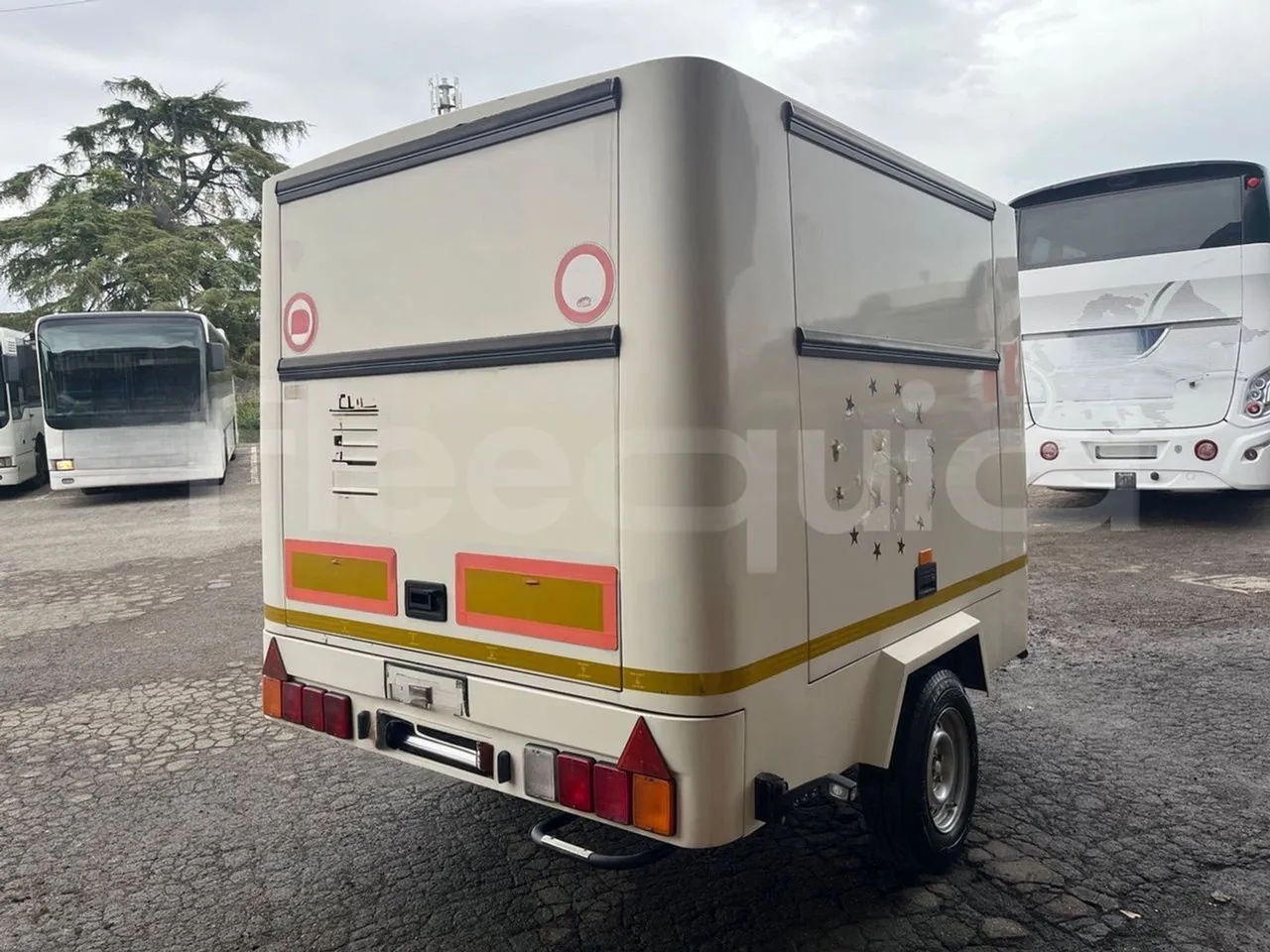 Pedretti M1500 Rimorchio - 3.78m - 3/4 right rear doors closed