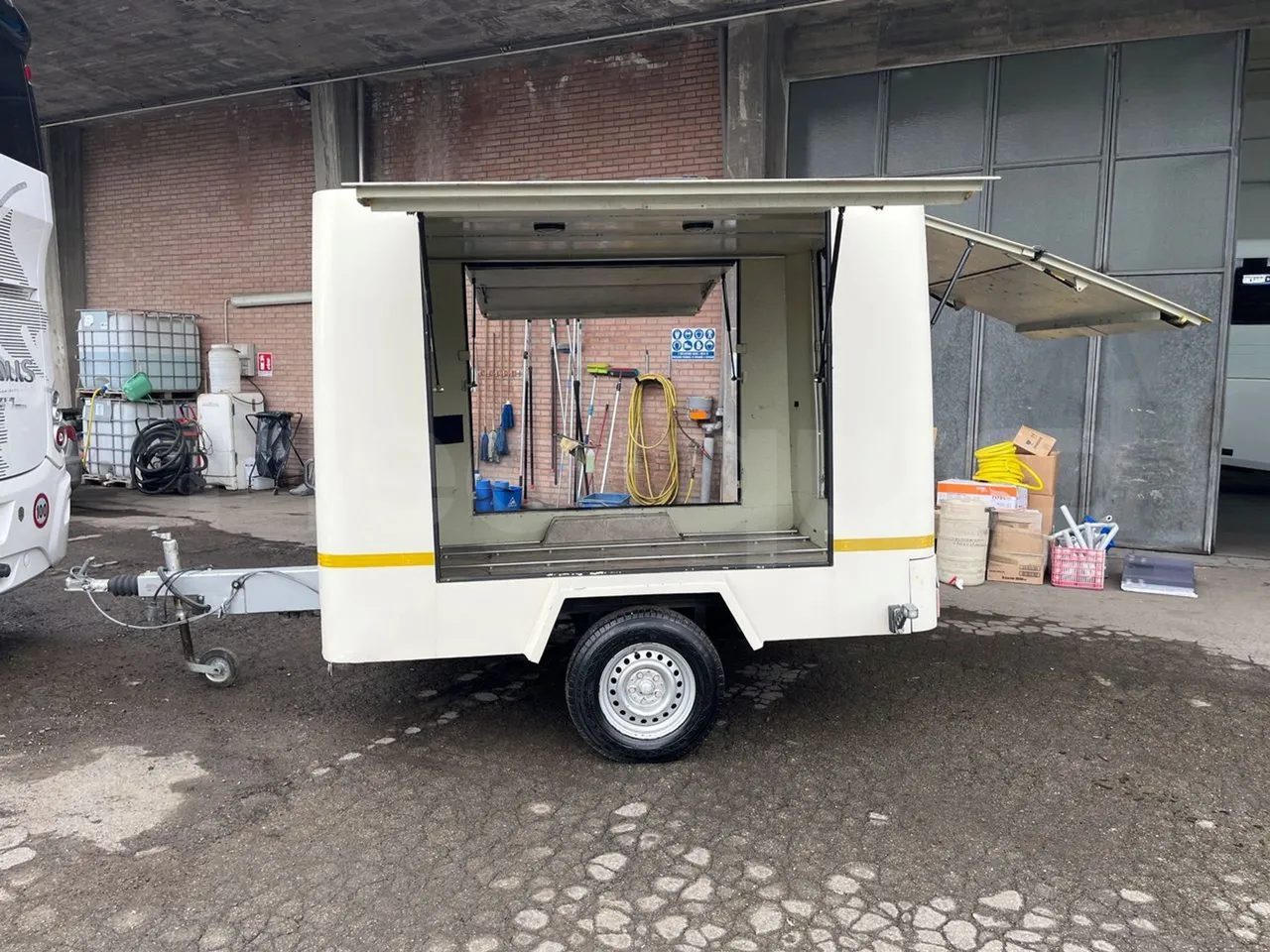 Pedretti M1500 Rimorchio - 3.78m - 3/4 right rear doors open