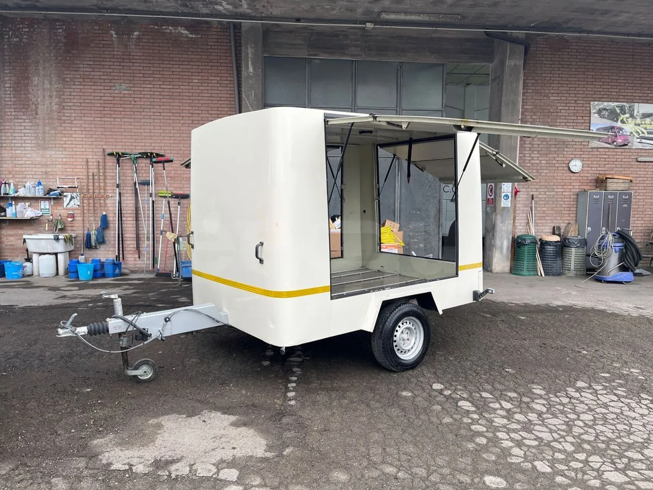 Pedretti M1500 Rimorchio - 3.78m - right side doors open