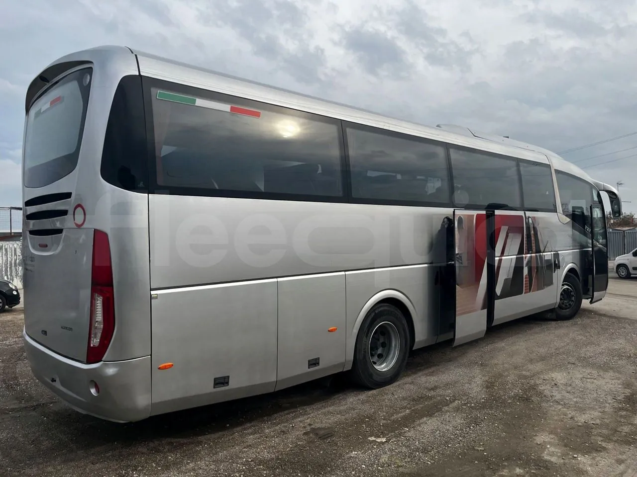 Irizar i6 M325 10 - Euro5 - 294kW - 12.200mt - 3/4 right rear doors open