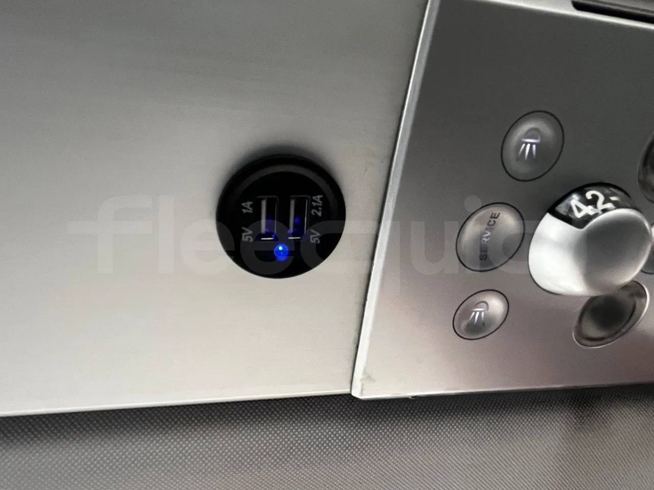 Irizar i6 M325 10 - Euro5 - 294kW - 12.200mt - usb charging detail