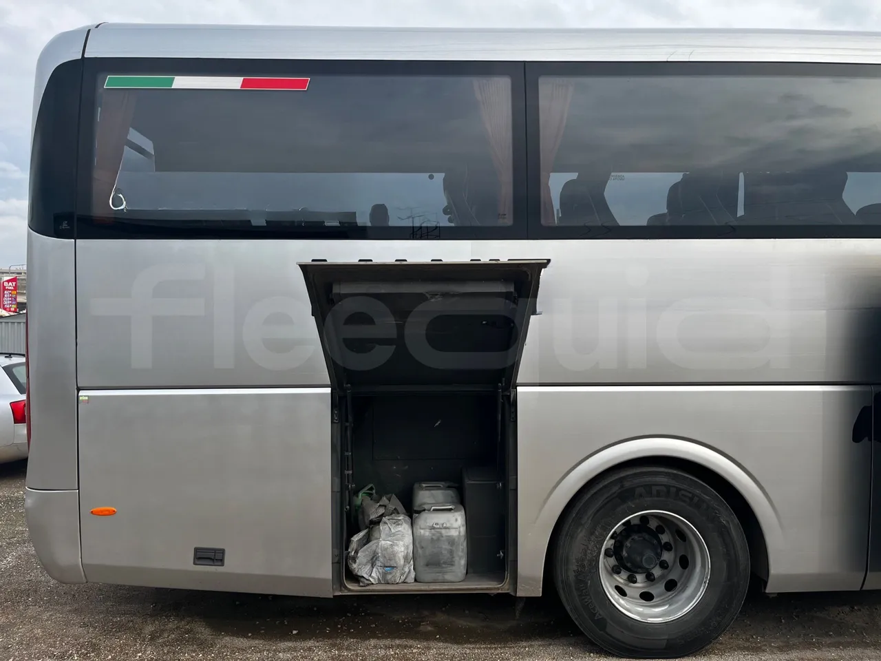 Irizar i6 M325 10 - Euro5 - 294kW - 12.200mt - external compartments photo