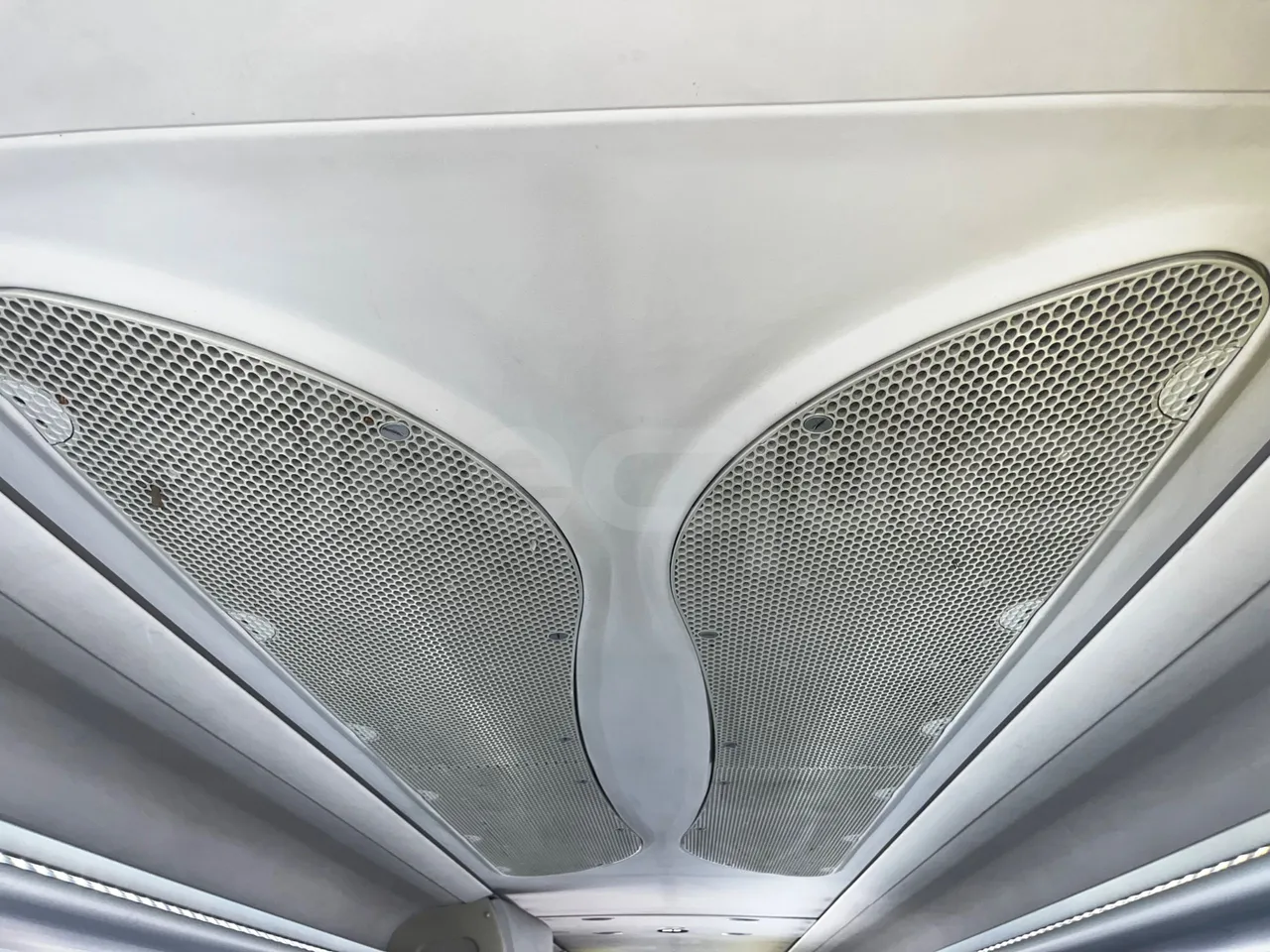 Irizar i6 M325 10 - Euro5 - 294kW - 12.200mt - folding seat photo