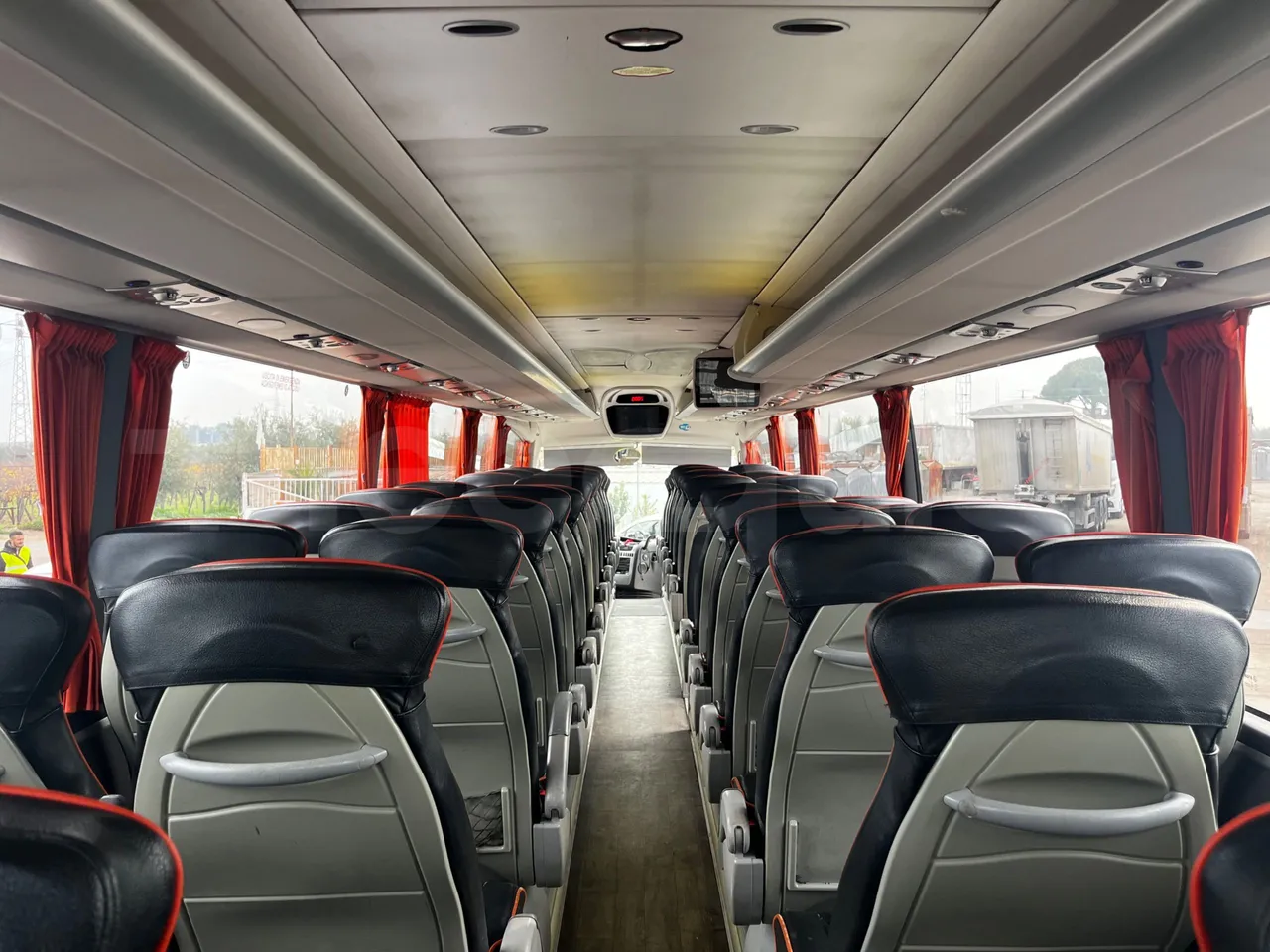 Irizar i6 M325 10 - Euro5 - 294kW - 12.200mt - forward view middle aisle