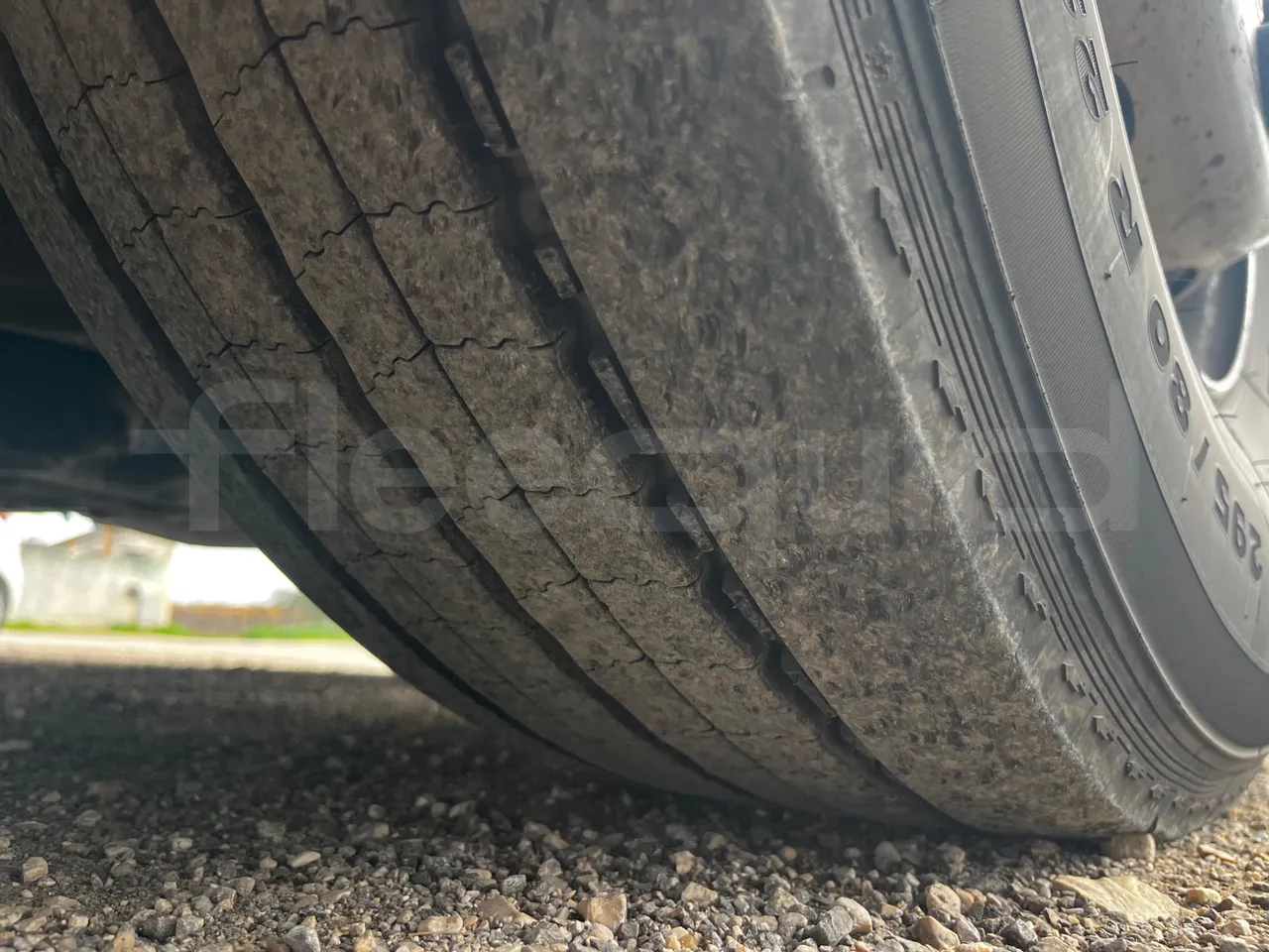 Irizar i6 M325 10 - Euro5 - 294kW - 12.200mt - tread condition front tires right