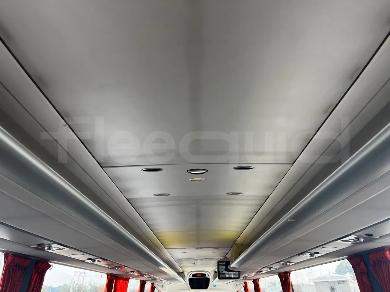 Irizar i6 M325 10 - Euro5 - 294kW - 12.200mt - overhead compartments photo