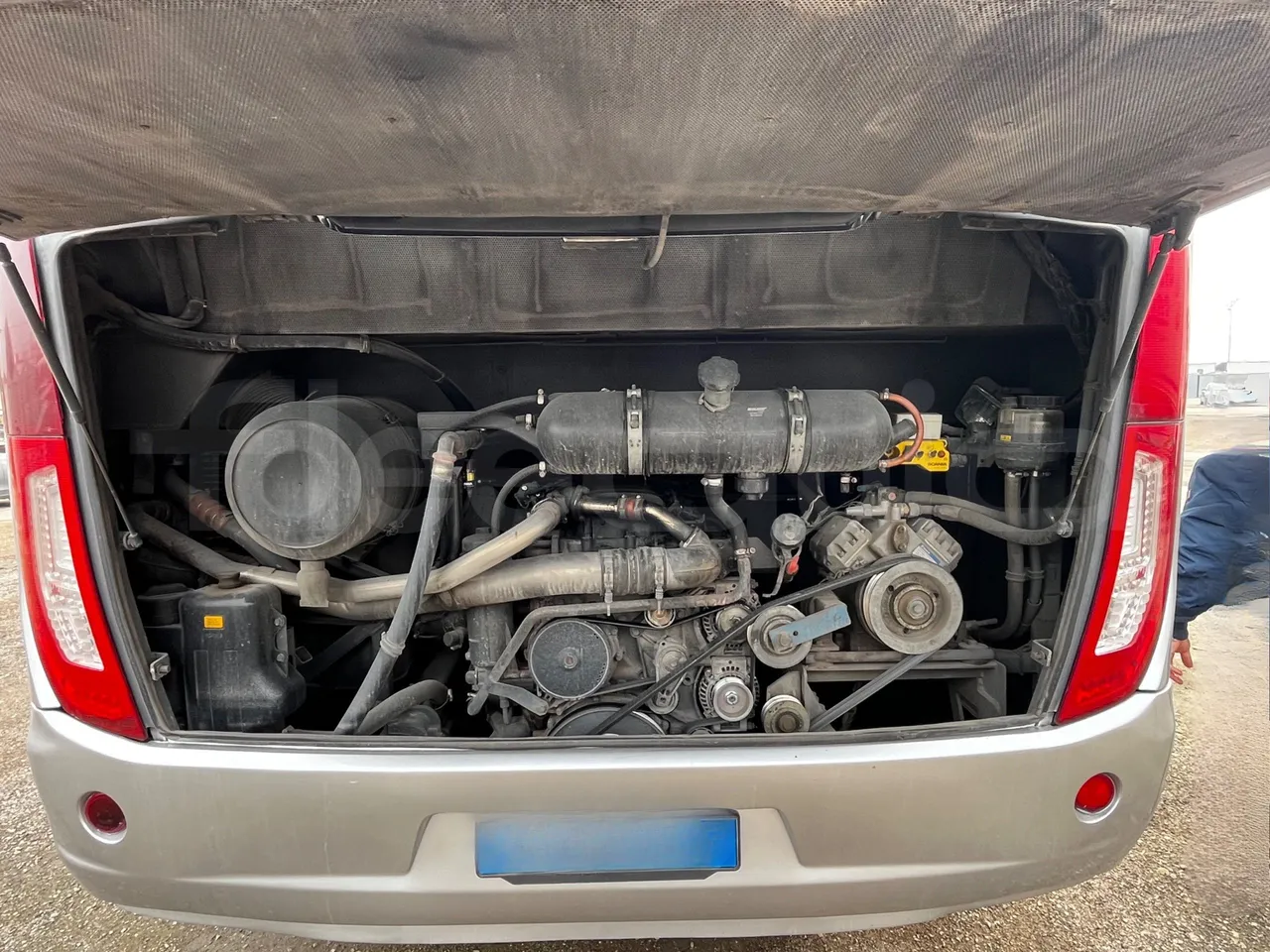 Irizar i6 M325 10 - Euro5 - 294kW - 12.200mt - rear hatch open