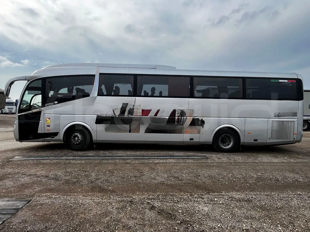 Irizar i6 M325 10 - Euro5 - 294kW - 12.200mt - left side photo