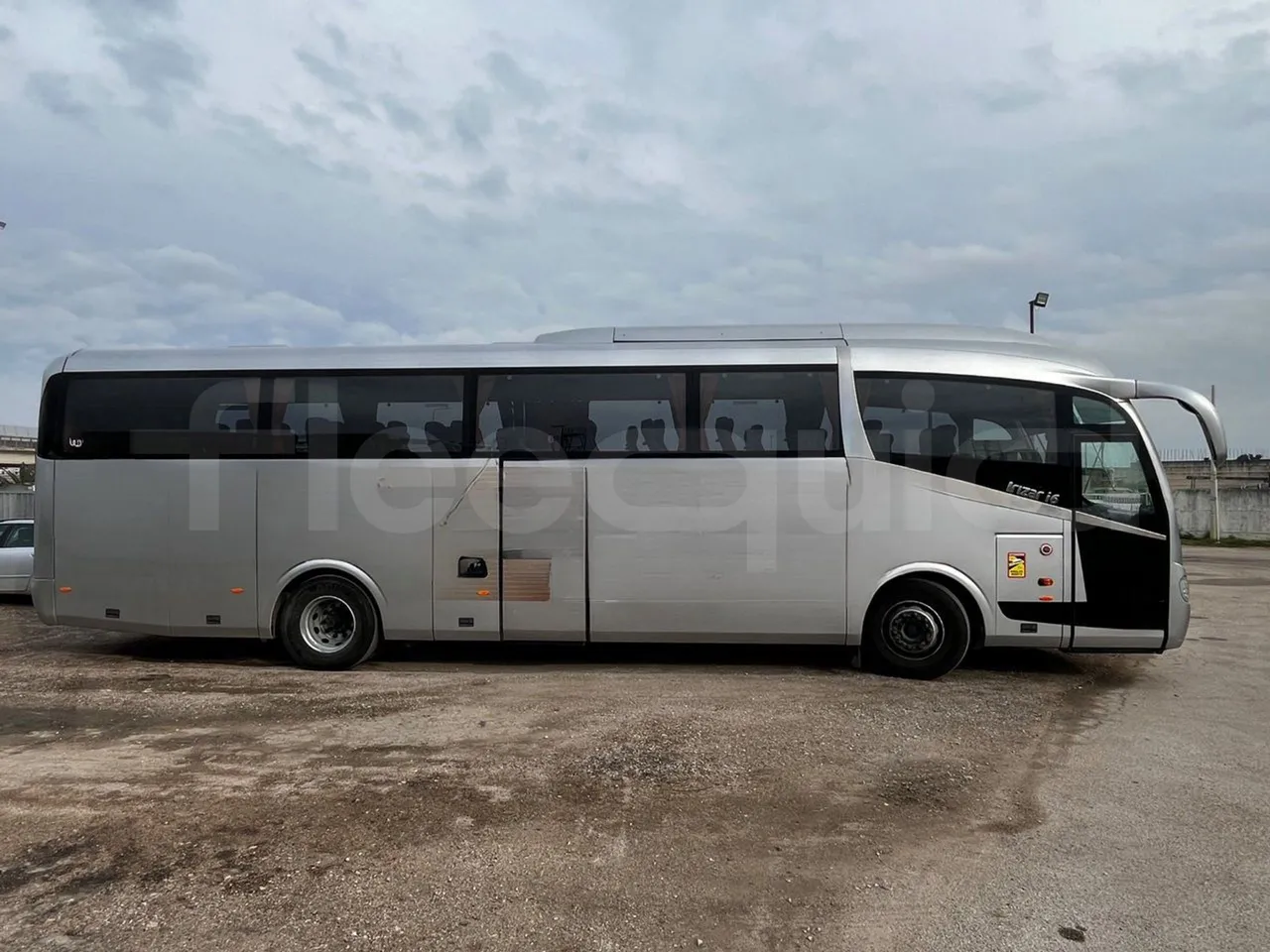 Irizar i6 M325 10 - Euro5 - 294kW - 12.200mt - right side doors closed