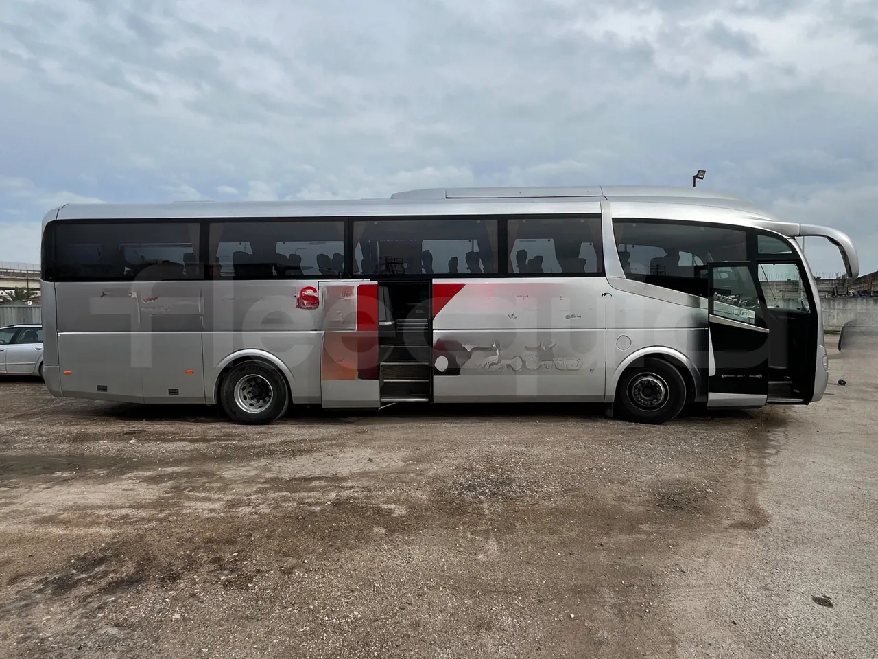 Irizar i6 M325 10 - Euro5 - 294kW - 12.200mt - right side doors open