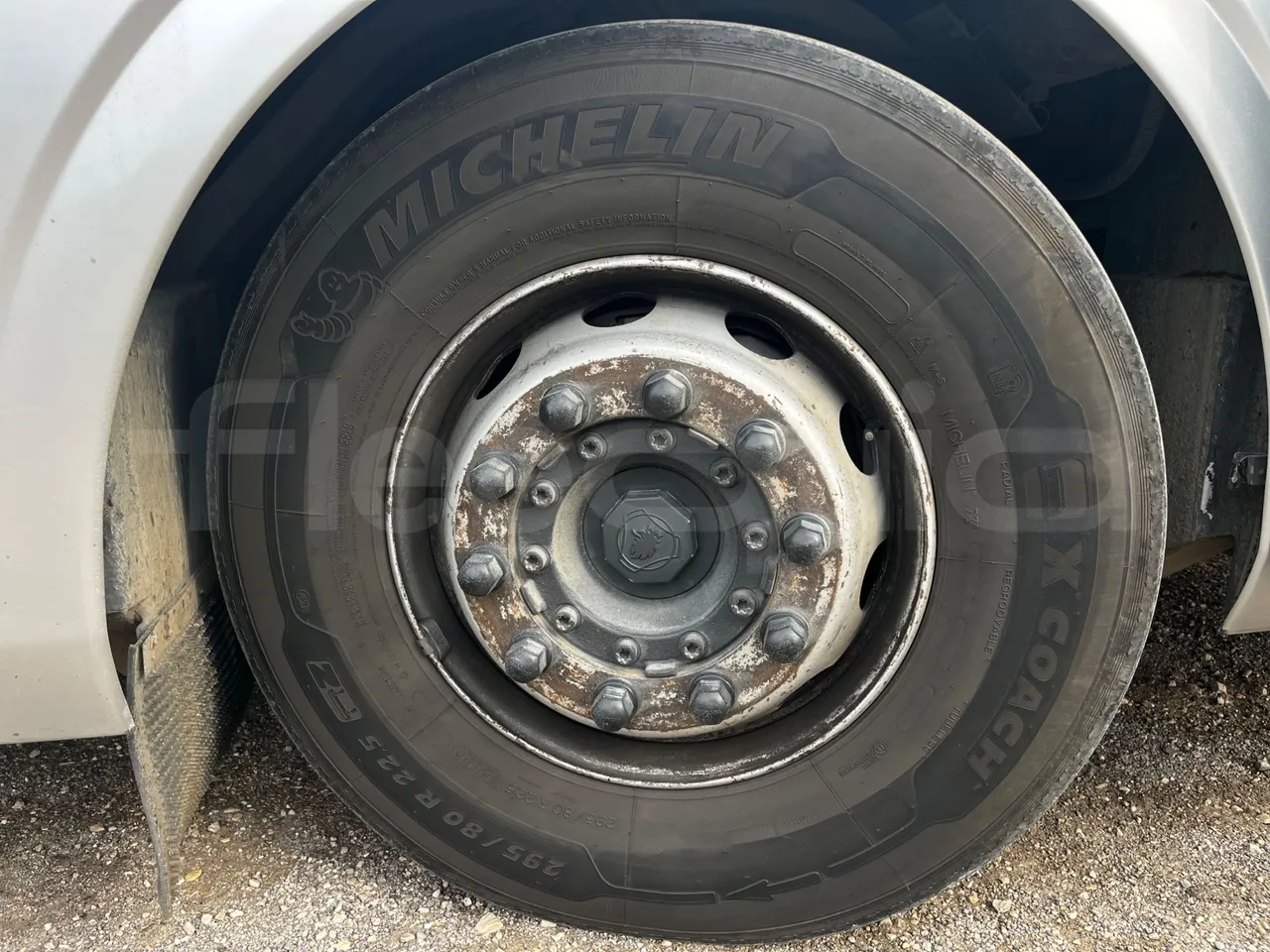 Irizar i6 M325 10 - Euro5 - 294kW - 12.200mt - front left tire measurements