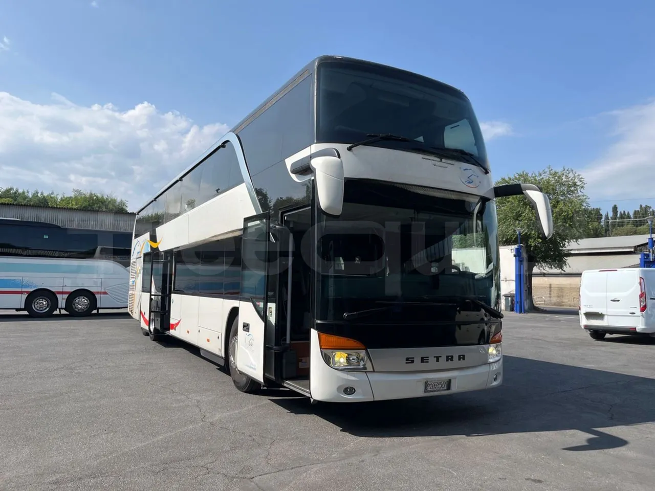 Setra S 431 DT - EUR6 - 375kW - 13.89m - 3/4 right front doors open