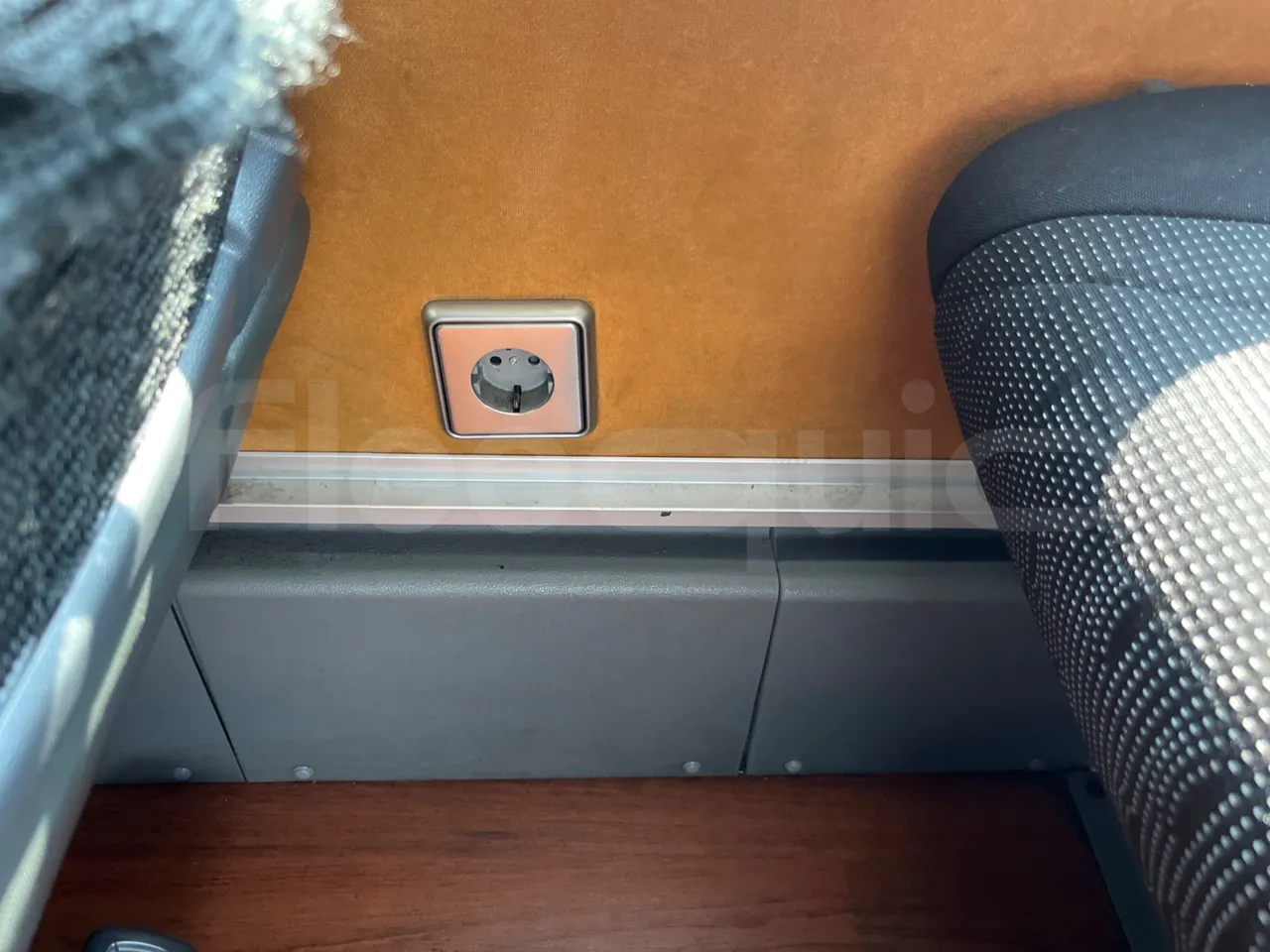 Setra S 431 DT - EUR6 - 375kW - 13.89m - usb charging detail