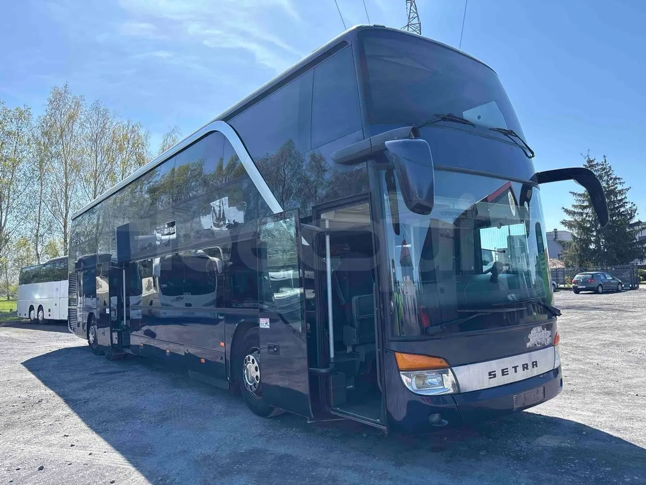 Setra S431 DT - Euro5 - 370kW - 13.890mt - 3/4 right front doors open