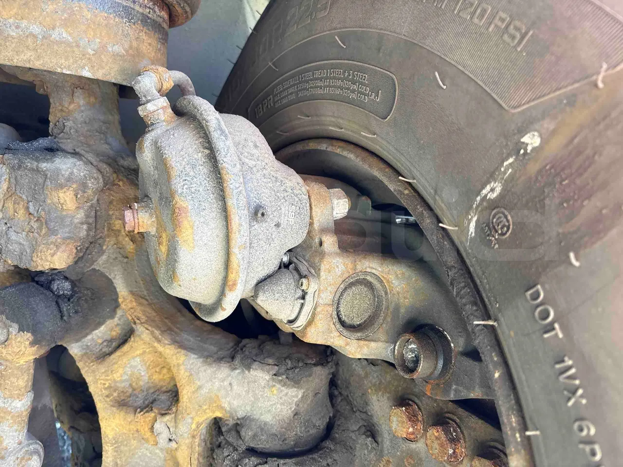 Setra S431 DT - Euro5 - 370kW - 13.890mt - front brake calipers left