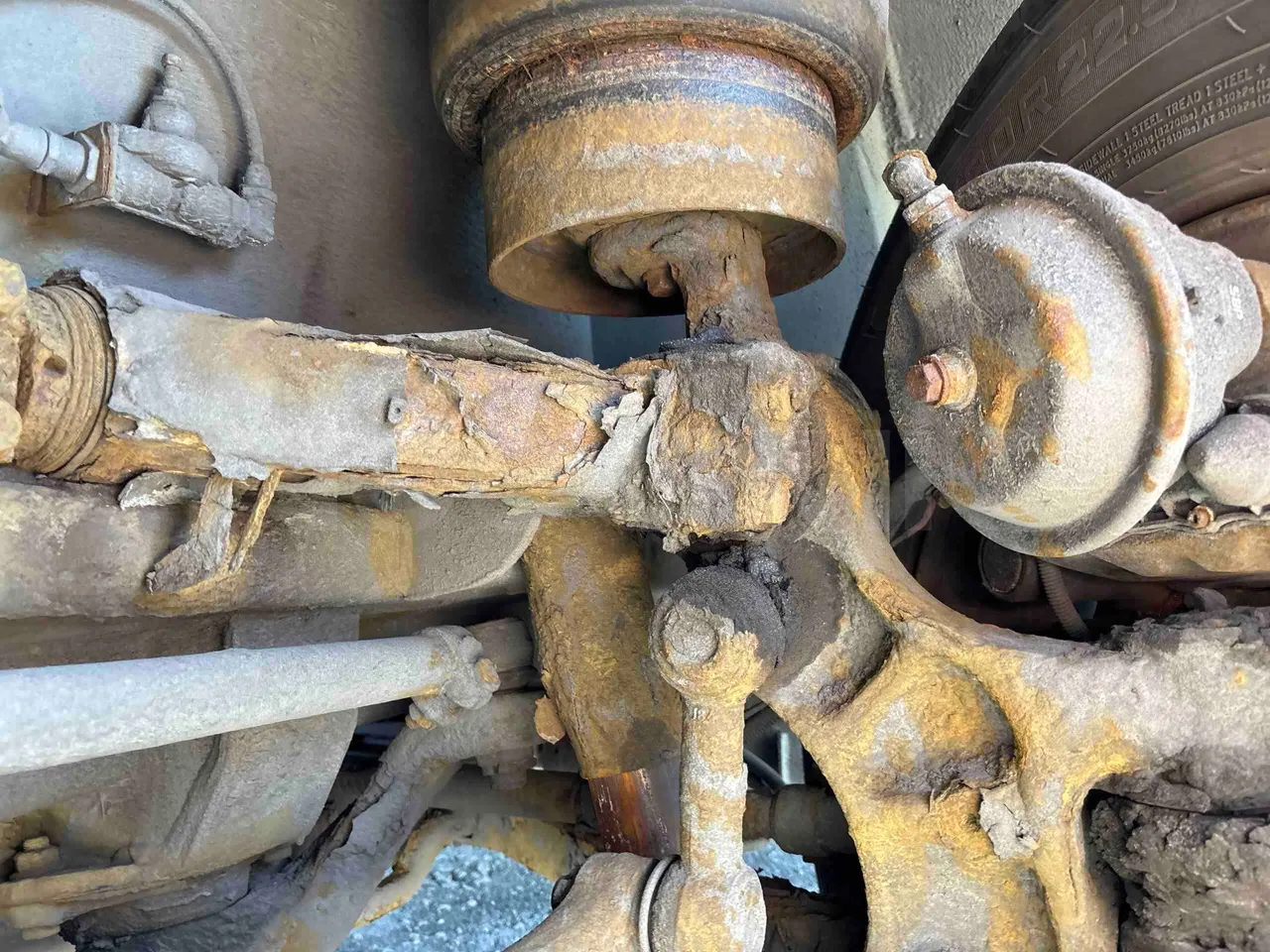 Setra S431 DT - Euro5 - 370kW - 13.890mt - front shock absorbers left