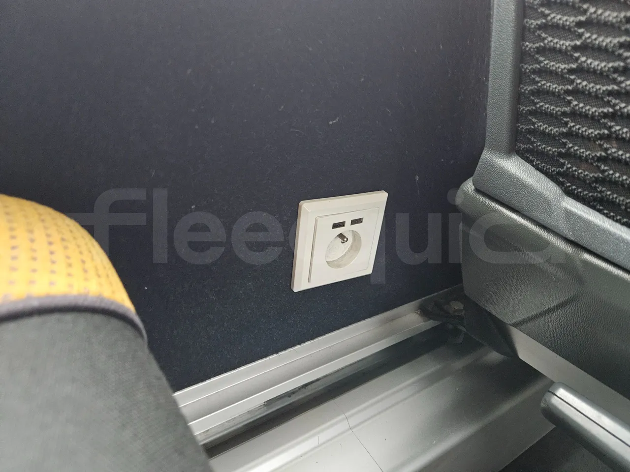 Setra S431 DT - Euro6 - 375kW - 13.890mt - usb charging detail
