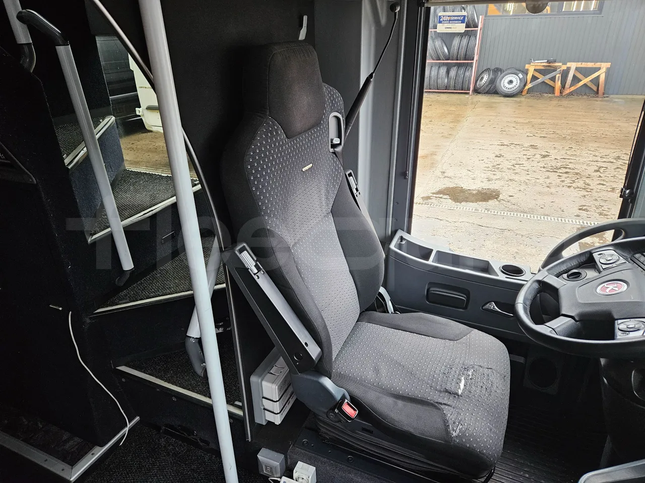 Setra S431 DT - Euro6 - 375kW - 13.890mt - driver's seat photo