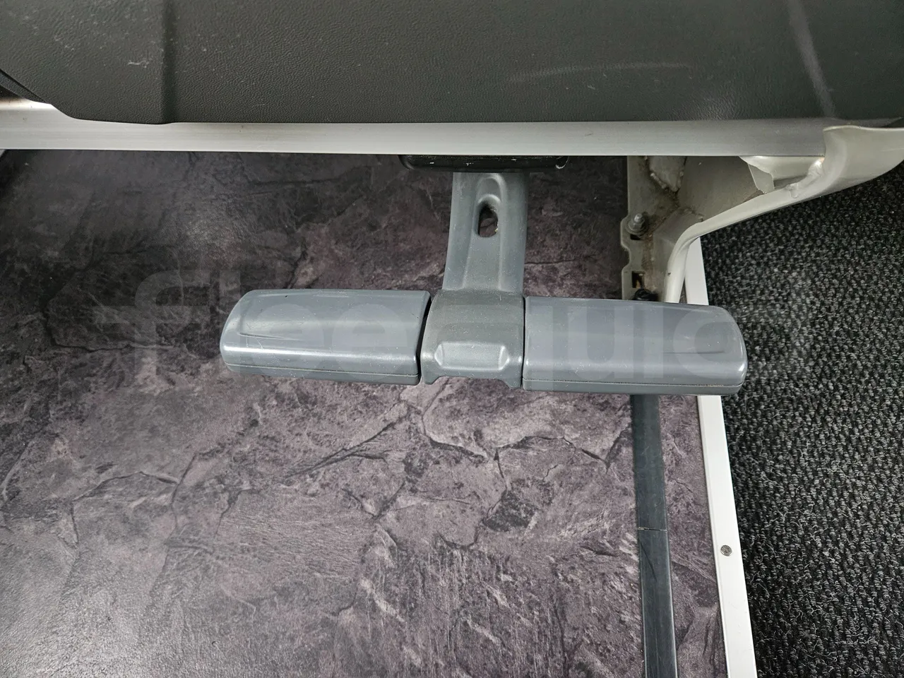 Setra S431 DT - Euro6 - 375kW - 13.890mt - footrest detail photo