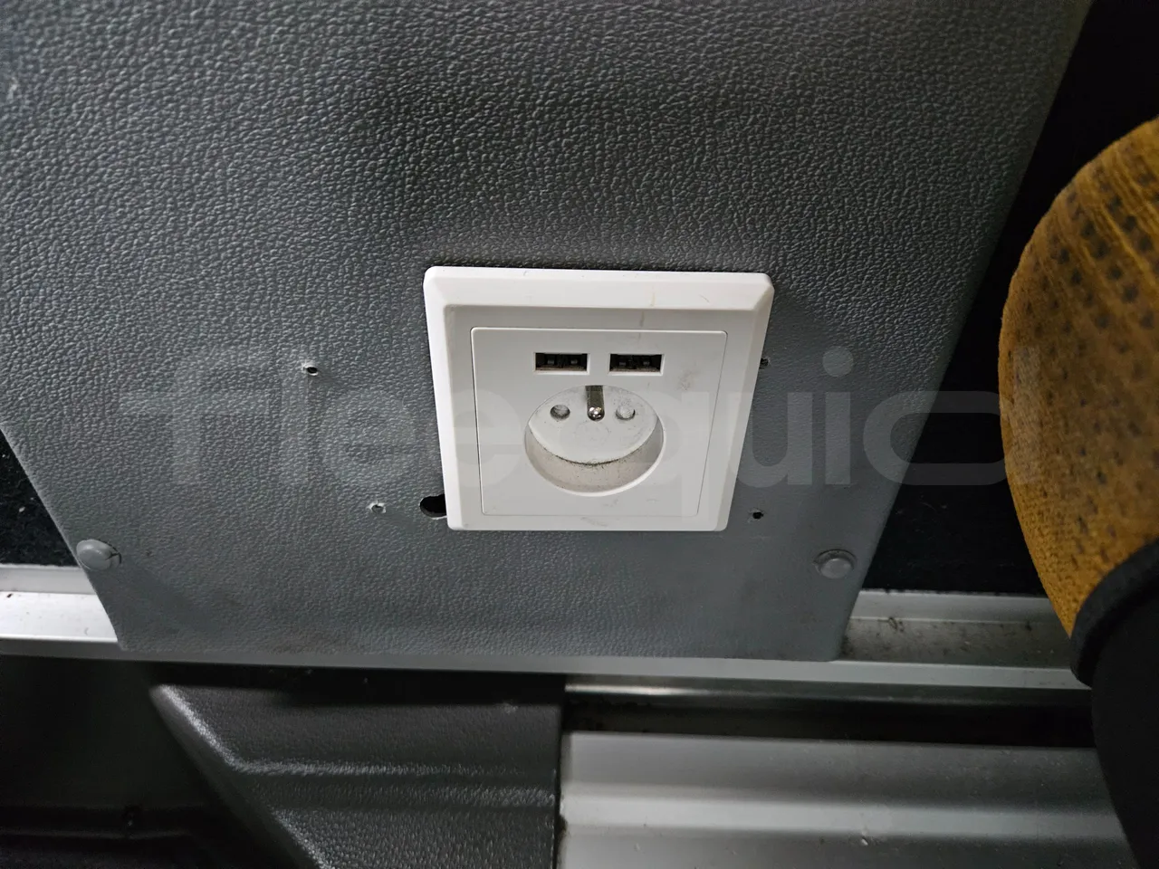 Setra S431 DT - Euro6 - 375kW - 13.890mt - power outlets detail