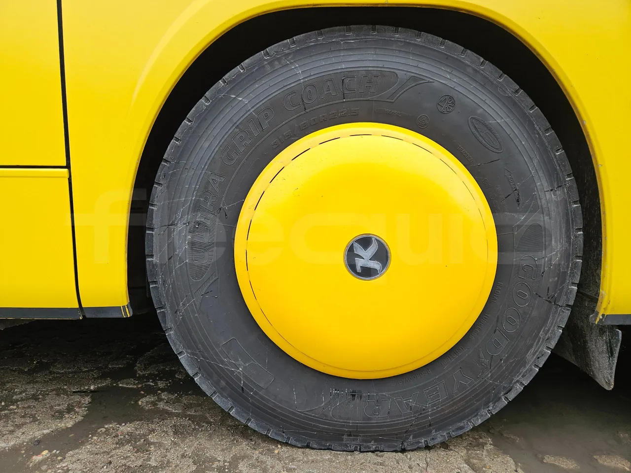 Setra S431 DT - Euro6 - 375kW - 13.890mt - rear left tire photo