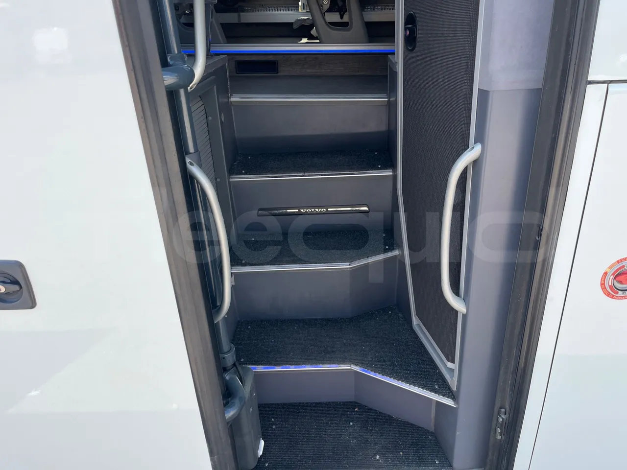 Volvo 9700 B4SC  - Euro6 - 323kW - 12.300mt - jack and driver keys