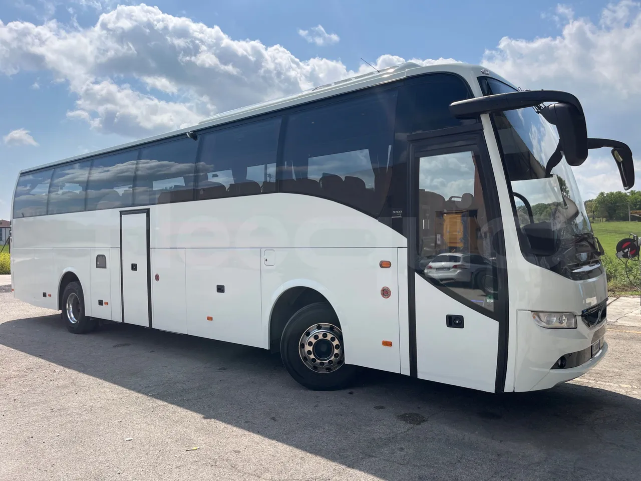 Volvo 9700 B4SC  - Euro6 - 323kW - 12.300mt - 3/4 front right doors