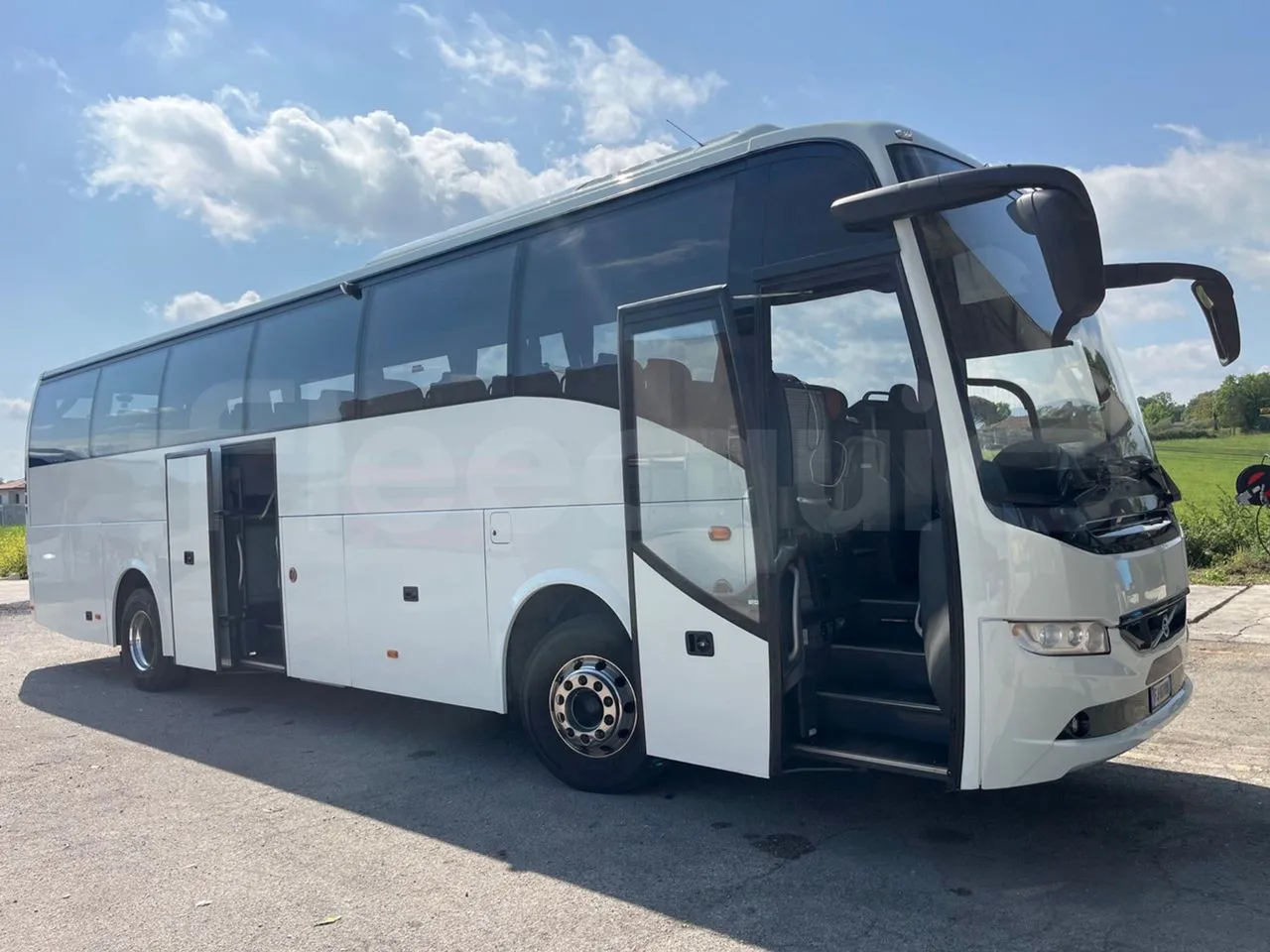 Volvo 9700 B4SC  - Euro6 - 323kW - 12.300mt - 3/4 right front doors open