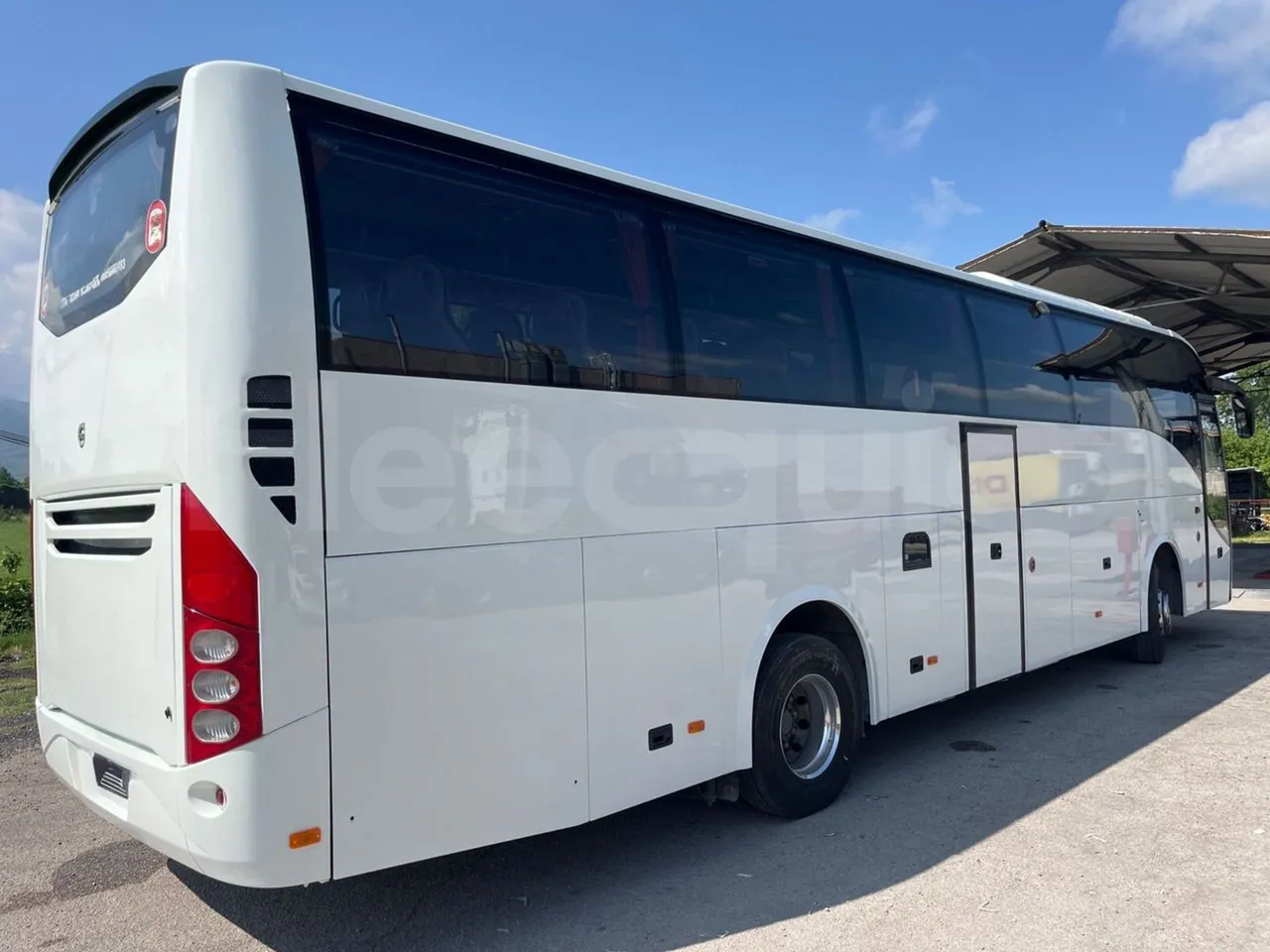 Volvo 9700 B4SC  - Euro6 - 323kW - 12.300mt - 3/4 right rear doors closed