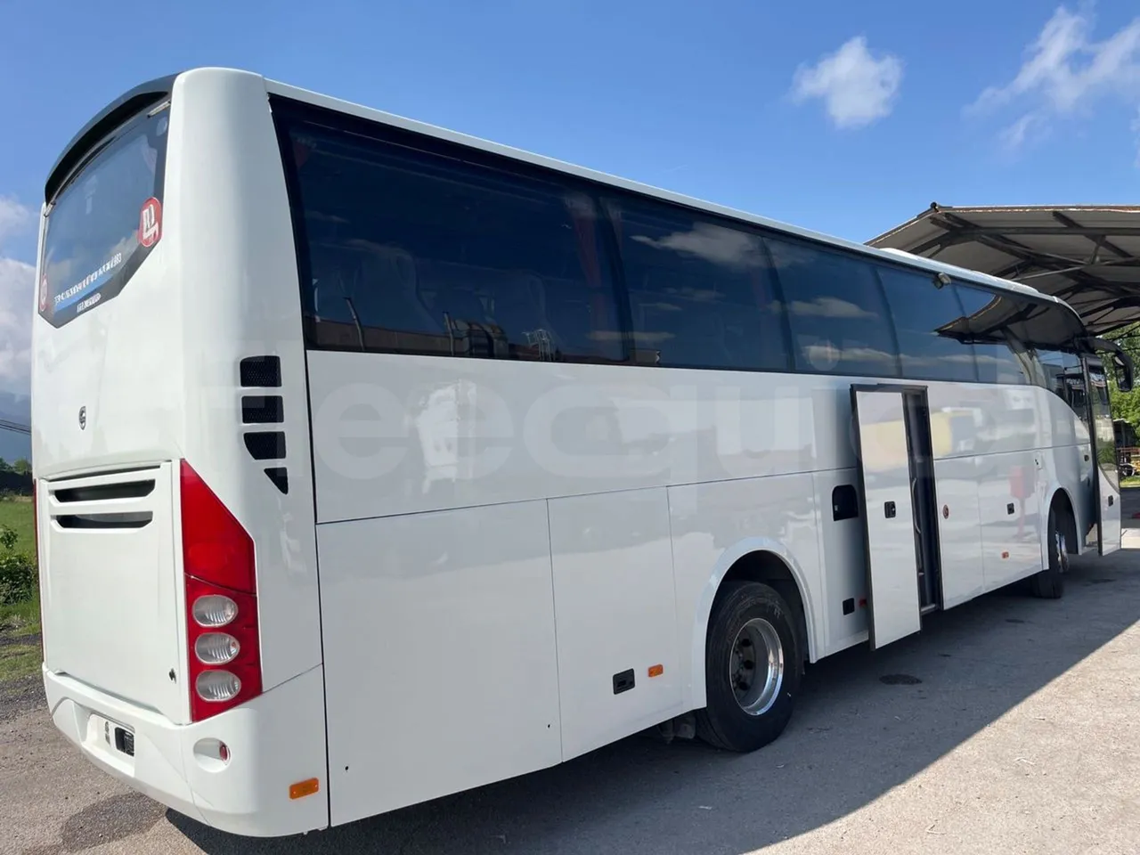 Volvo 9700 B4SC  - Euro6 - 323kW - 12.300mt - 3/4 right rear doors open