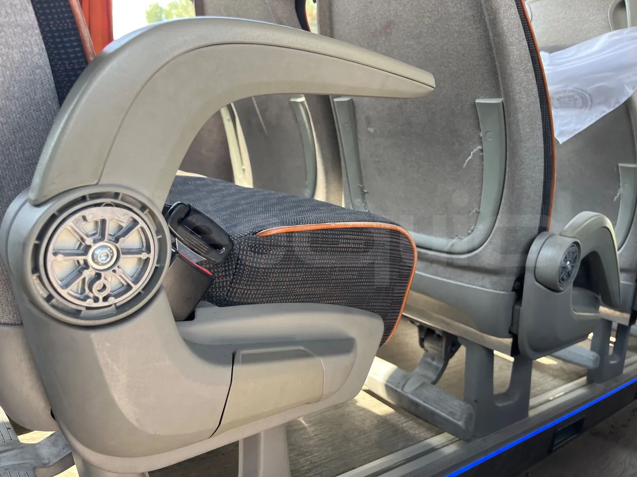 Volvo 9700 B4SC  - Euro6 - 323kW - 12.300mt - armrest detail photo