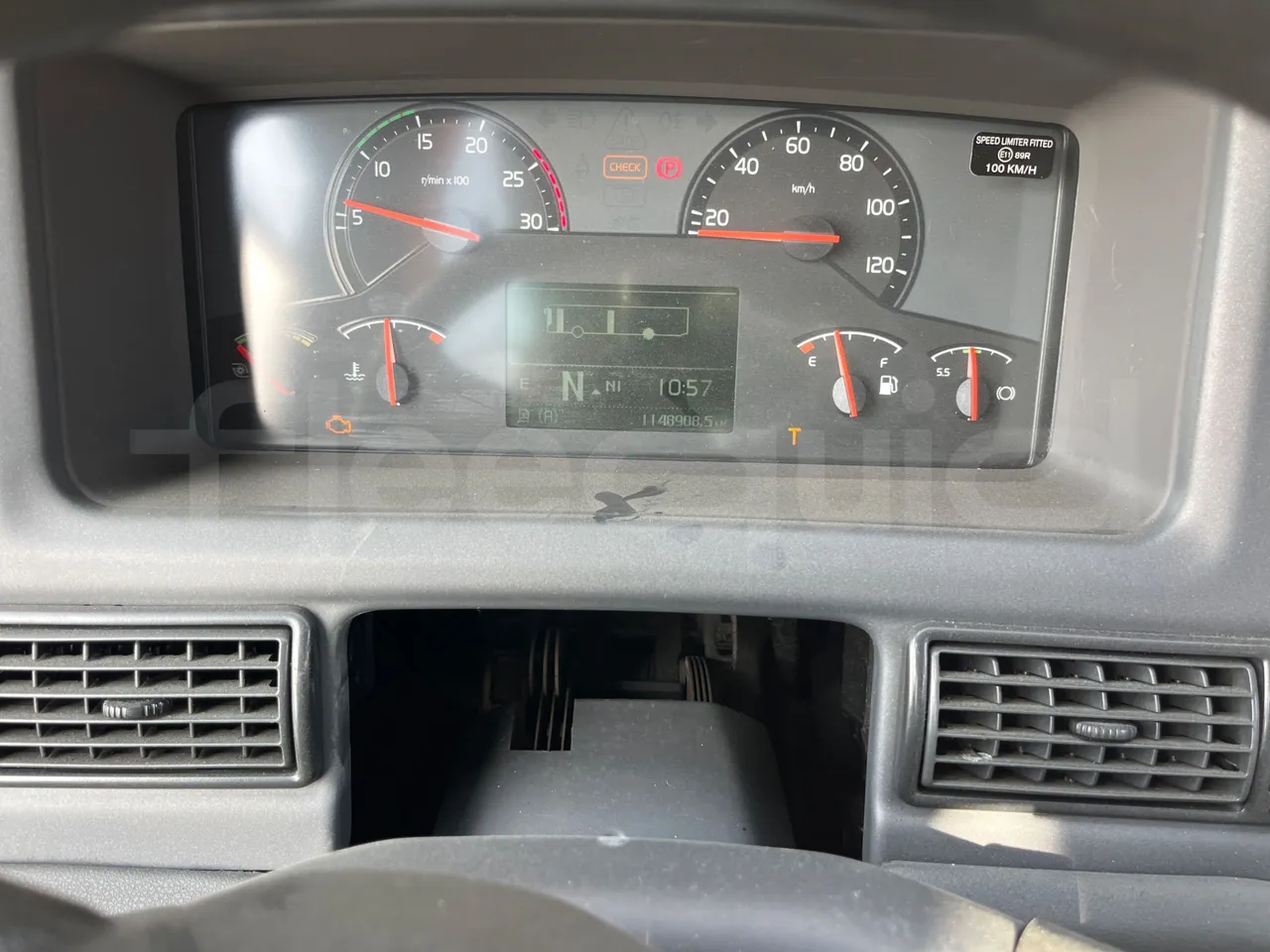 Volvo 9700 B4SC  - Euro6 - 323kW - 12.300mt - dashboard lights on