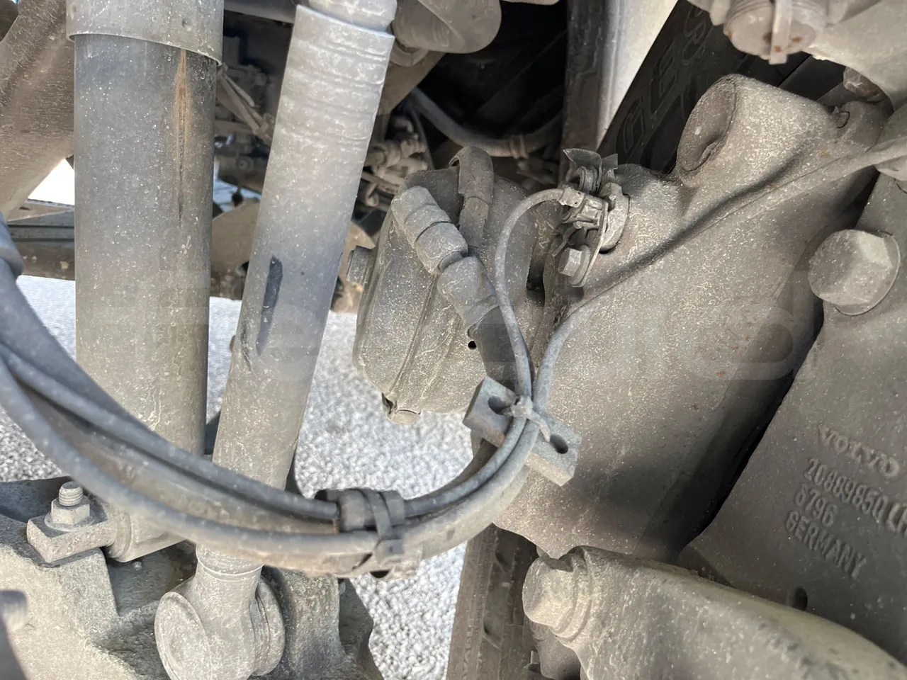 Volvo 9700 B4SC  - Euro6 - 323kW - 12.300mt - front brake calipers left