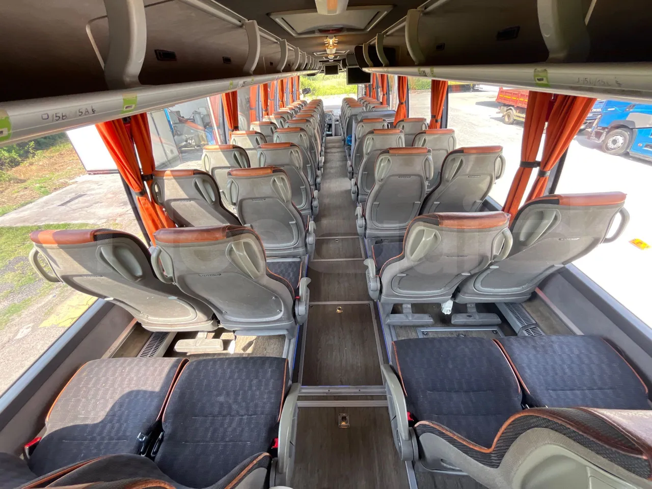 Volvo 9700 B4SC  - Euro6 - 323kW - 12.300mt - forward view middle aisle